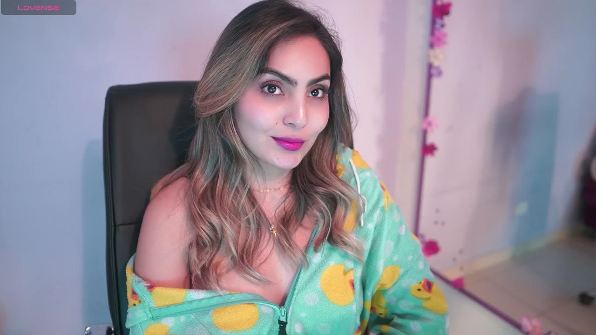 Gallery image thumbnail from CARMENVILLA1's myfreecams stream on, 06/19/2025, 06:34 image 5 of 20