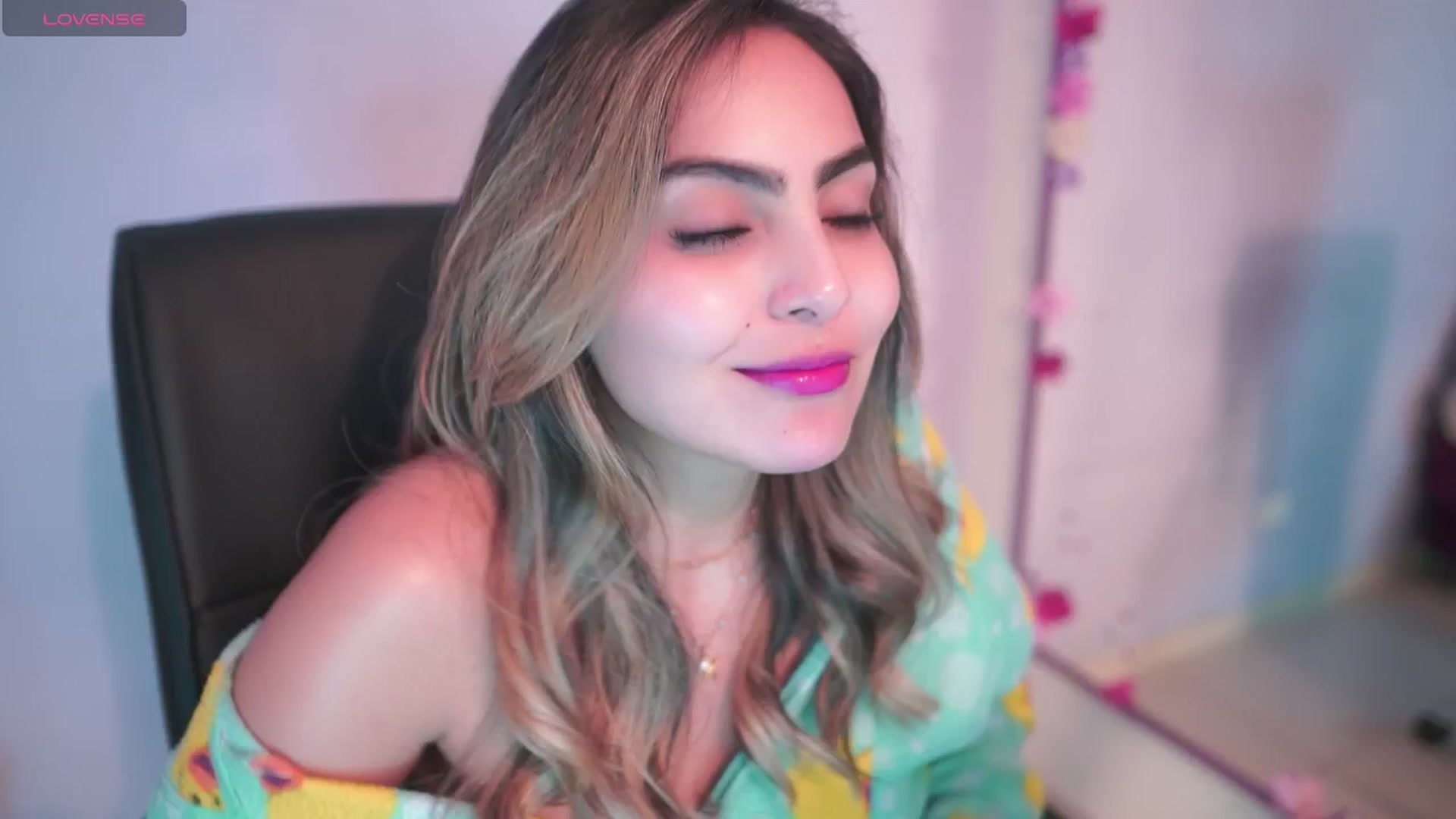 Gallery image thumbnail from CARMENVILLA1's myfreecams stream on, 06/19/2025, 06:34 image 16 of 20