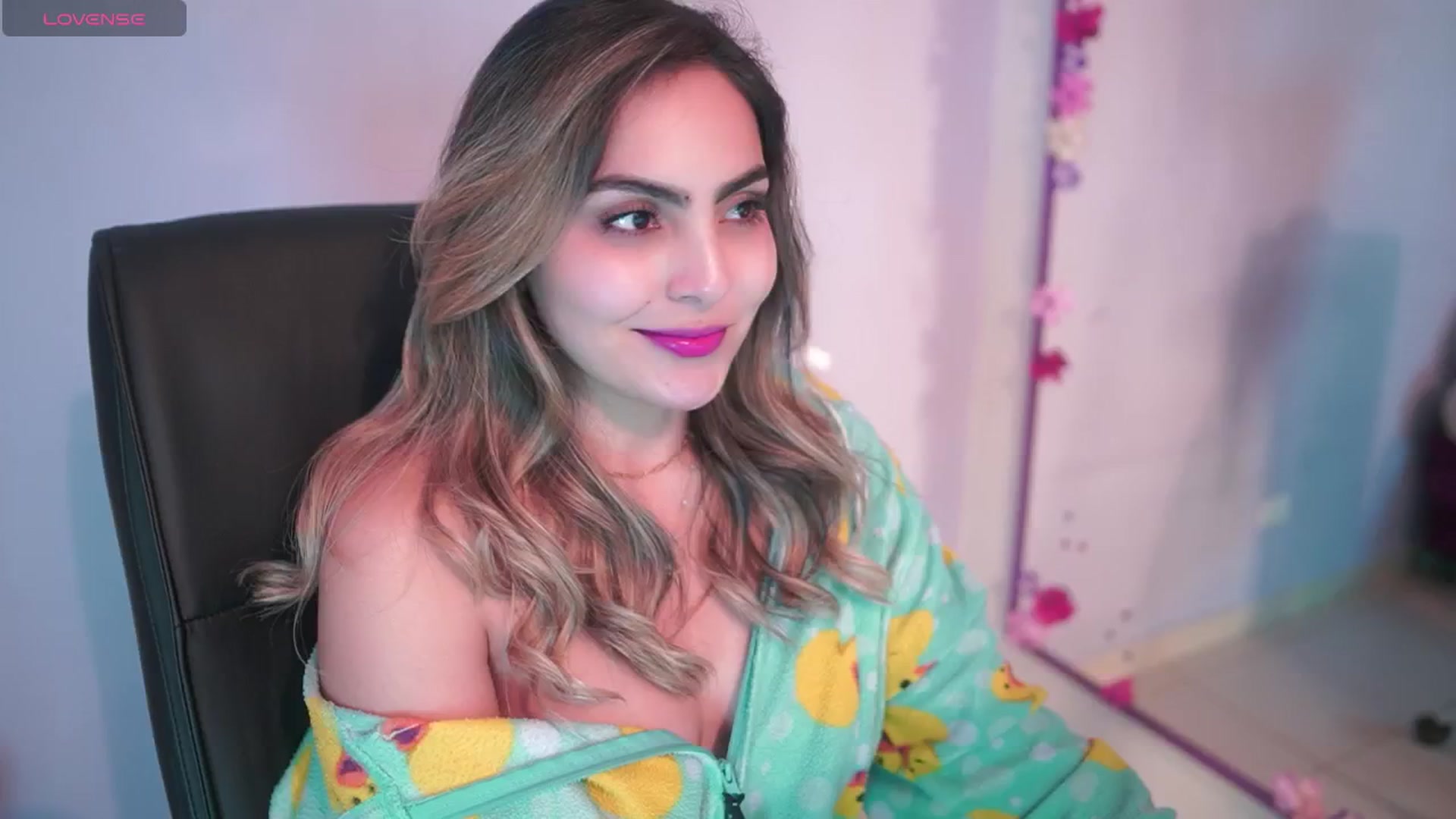 Gallery image thumbnail from CARMENVILLA1's myfreecams stream on, 06/19/2025, 06:34 image 12 of 20