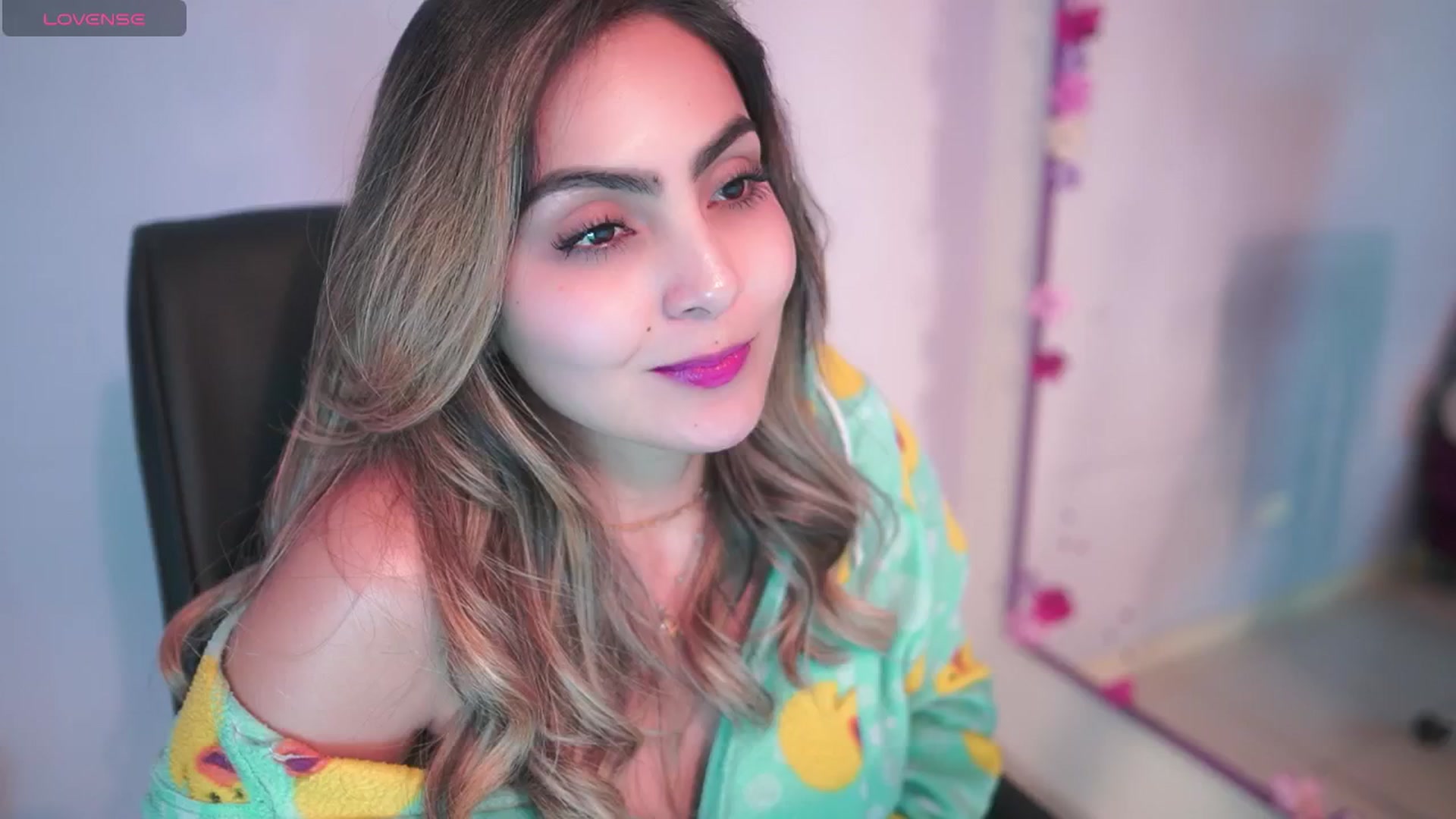 Gallery image thumbnail from CARMENVILLA1's myfreecams stream on, 06/19/2025, 06:34 image 8 of 20