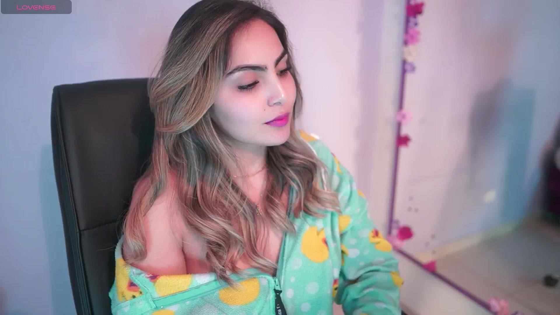 Gallery image thumbnail from CARMENVILLA1's myfreecams stream on, 06/19/2025, 06:34 image 7 of 20