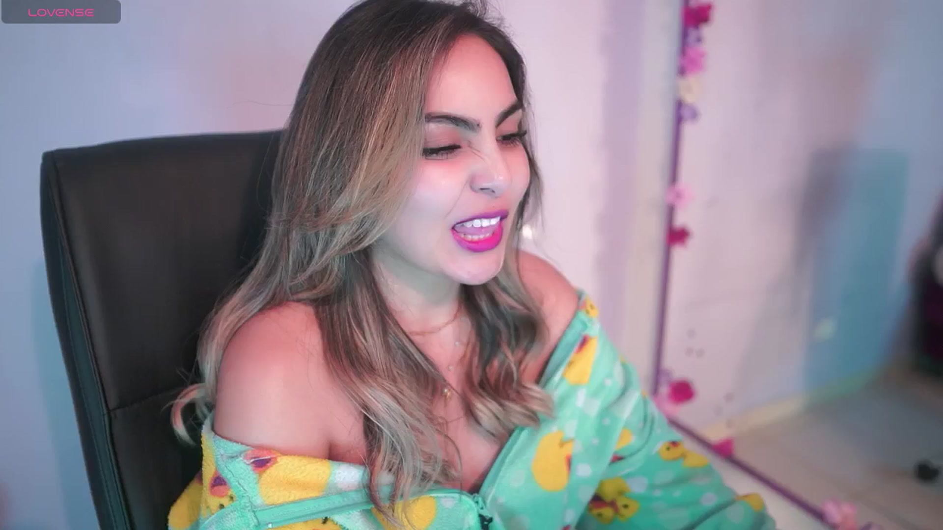 Gallery image thumbnail from CARMENVILLA1's myfreecams stream on, 06/19/2025, 06:34 image 20 of 20