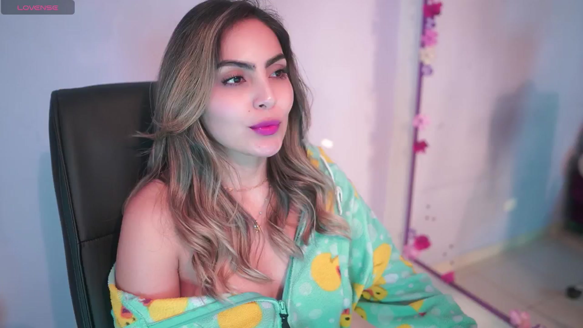 Gallery image thumbnail from CARMENVILLA1's myfreecams stream on, 06/19/2025, 06:34 image 6 of 20