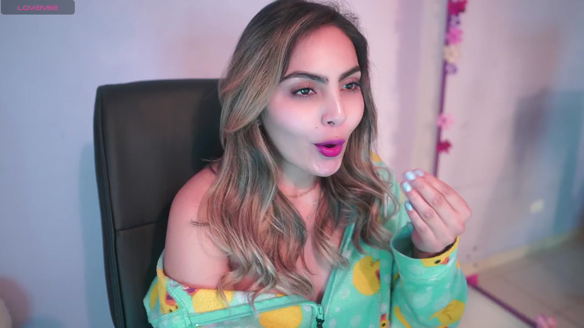 Gallery image thumbnail from CARMENVILLA1's myfreecams stream on, 06/19/2025, 06:34 image 2 of 20