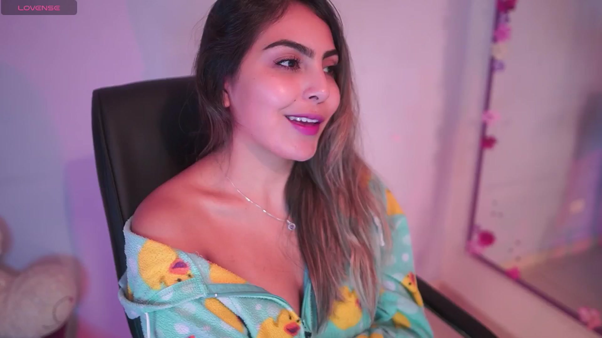 Gallery image thumbnail from CARMENVILLA1's myfreecams stream on, 10/22/2025, 06:41 image 17 of 20
