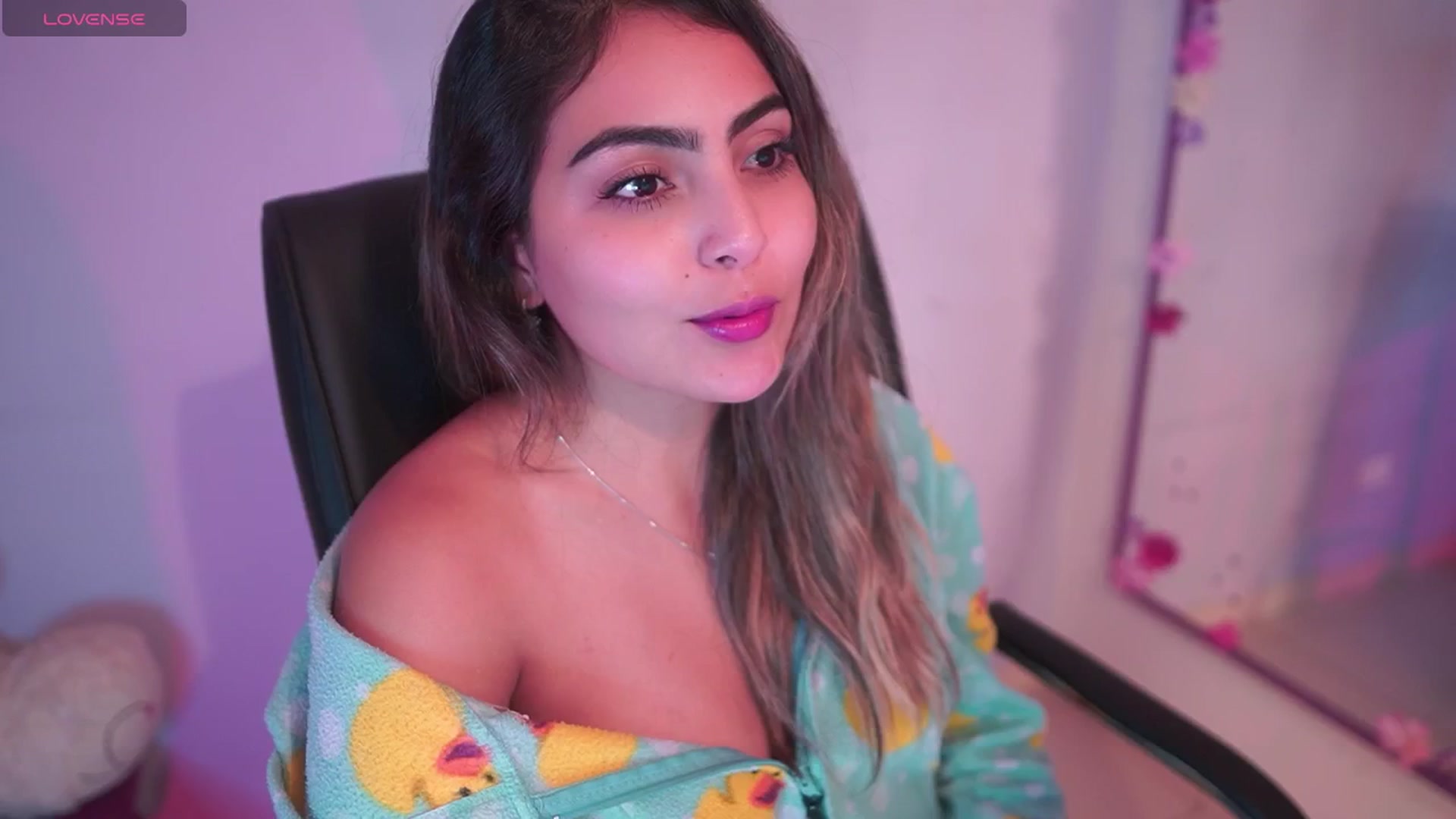 Gallery image thumbnail from CARMENVILLA1's myfreecams stream on, 10/22/2025, 06:41 image 3 of 20