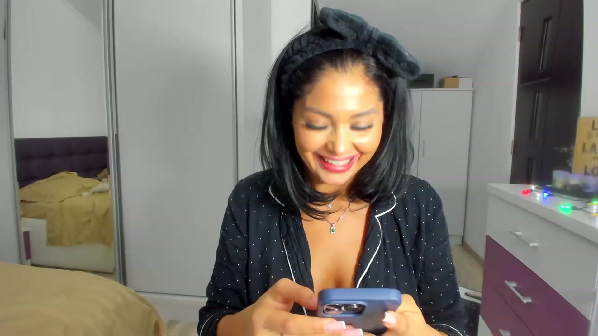 Gallery image thumbnail from CHLOE_CHERRY1's myfreecams stream on, 12/19/2022, 23:18 image 6 of 20