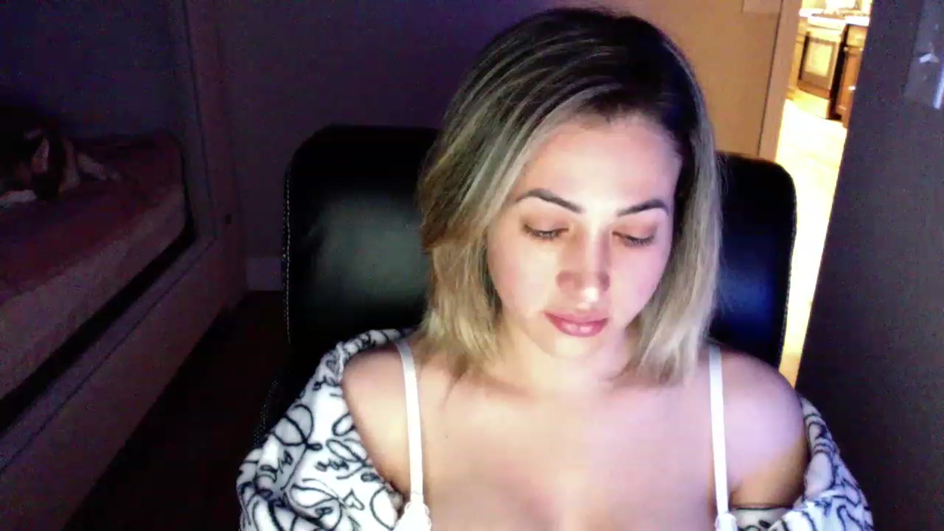 Gallery image thumbnail from CLARABENE's myfreecams stream on, 11/16/2022, 07:52 image 3 of 20