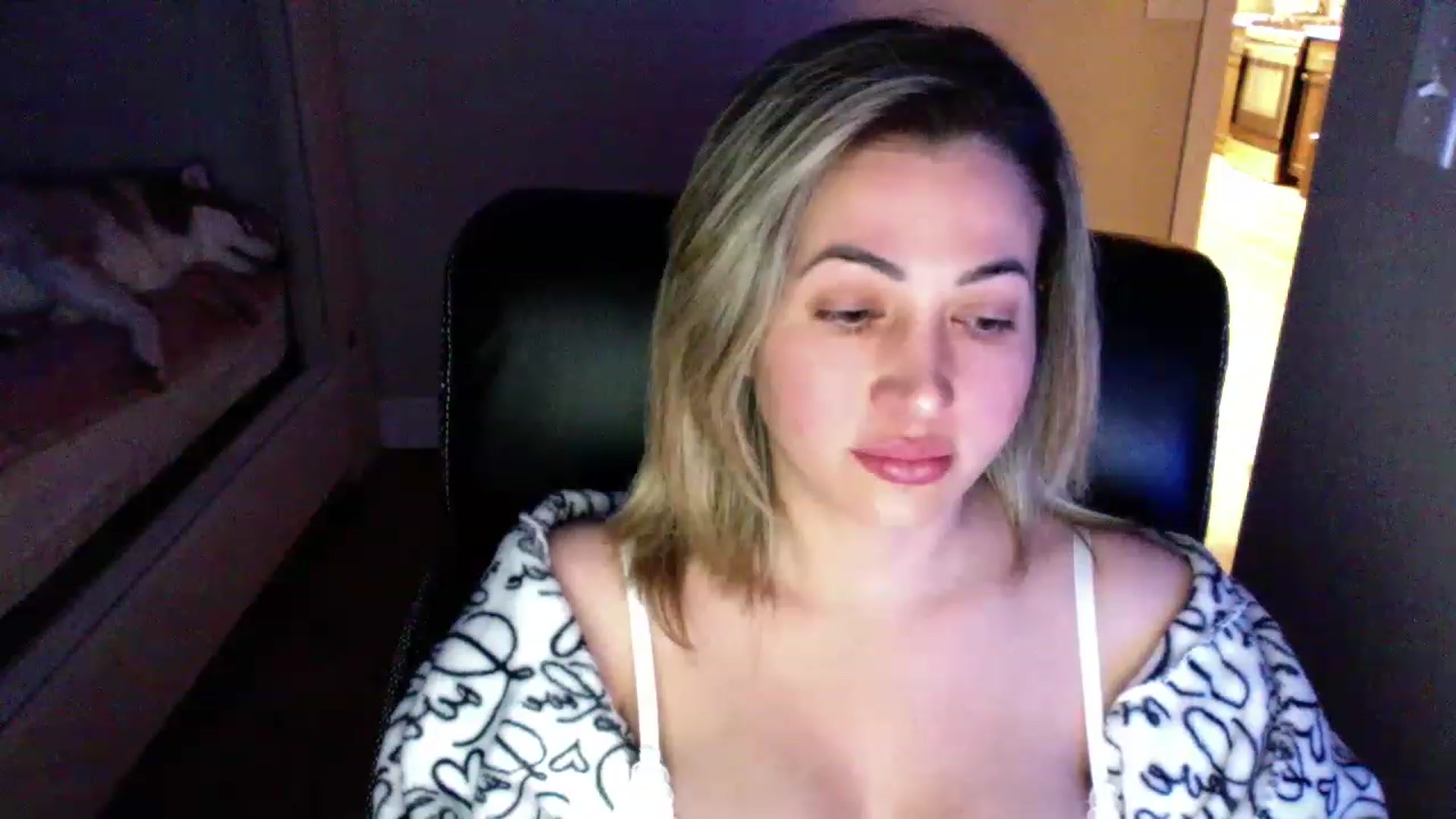Gallery image thumbnail from CLARABENE's myfreecams stream on, 11/16/2022, 07:52 image 6 of 20