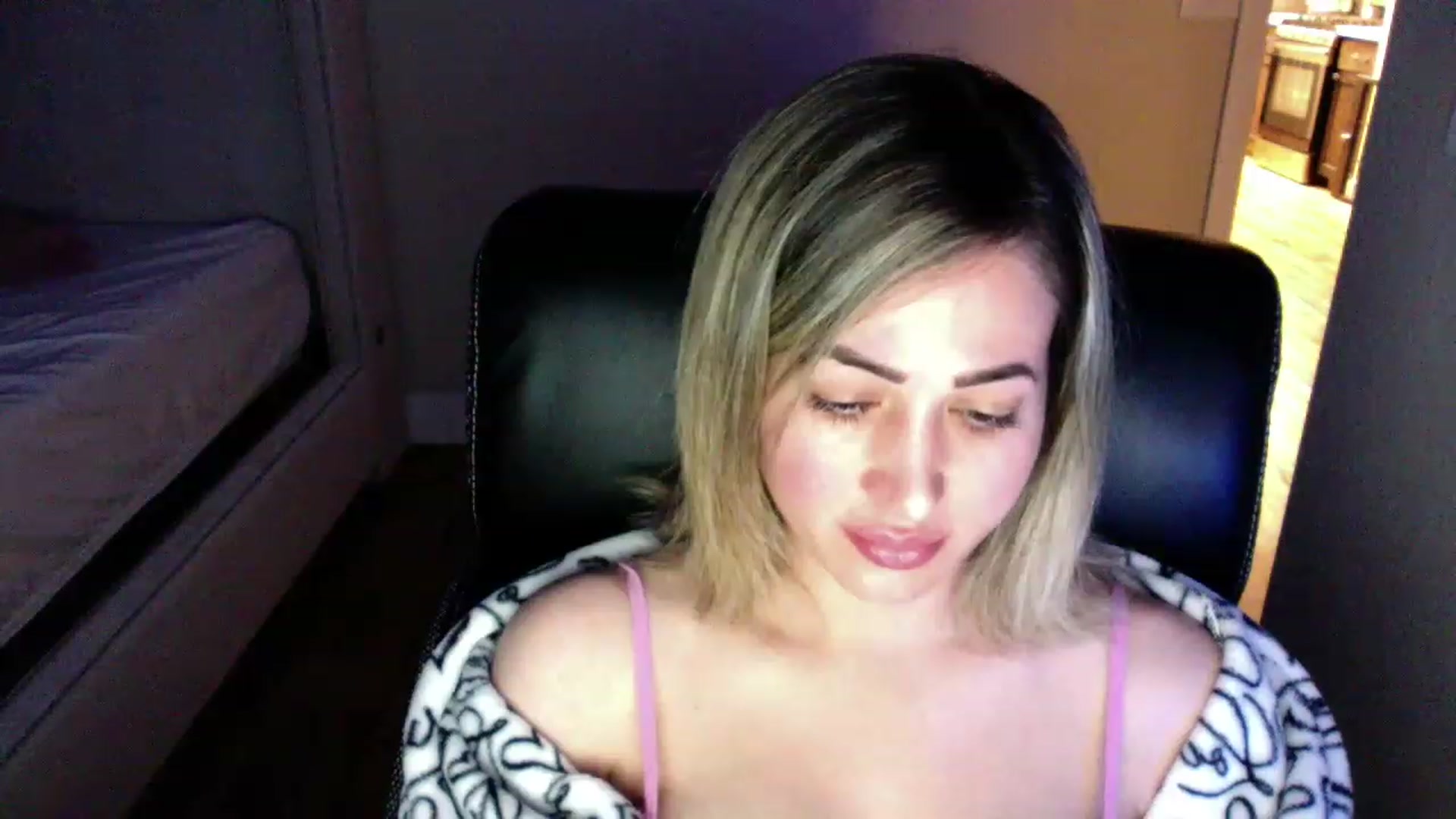 Gallery image thumbnail from CLARABENE's myfreecams stream on, 11/20/2022, 03:04 image 11 of 20