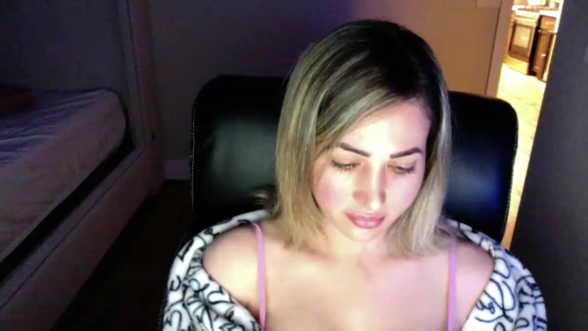 Gallery image thumbnail from CLARABENE's myfreecams stream on, 11/20/2022, 03:04 image 4 of 20
