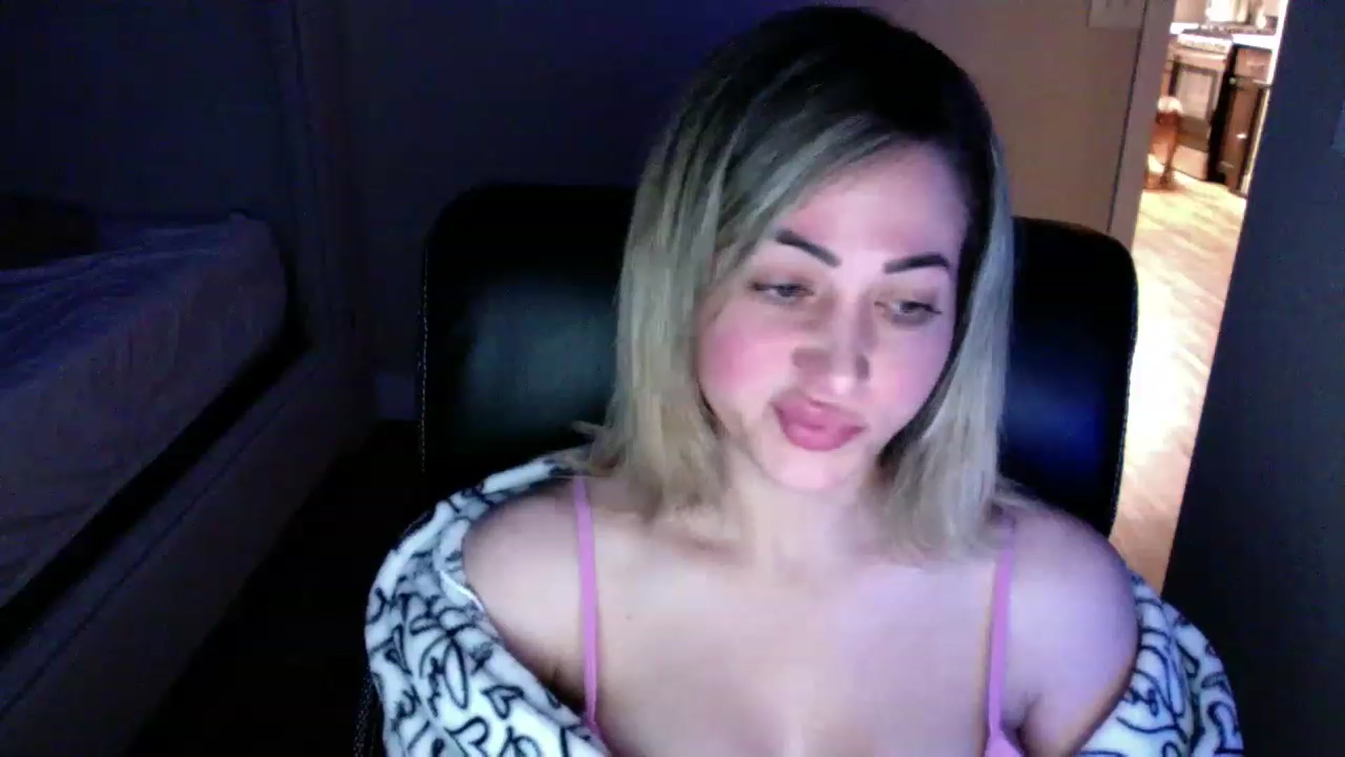Gallery image thumbnail from CLARABENE's myfreecams stream on, 11/20/2022, 03:04 image 18 of 20