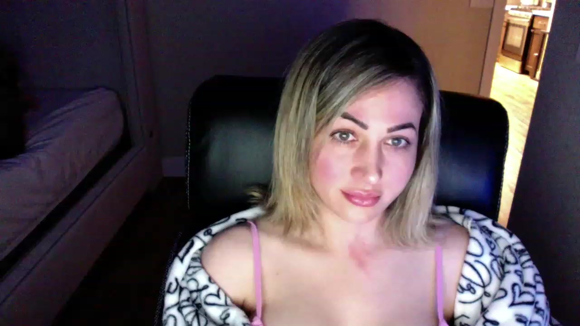 Gallery image thumbnail from CLARABENE's myfreecams stream on, 11/20/2022, 03:04 image 1 of 20
