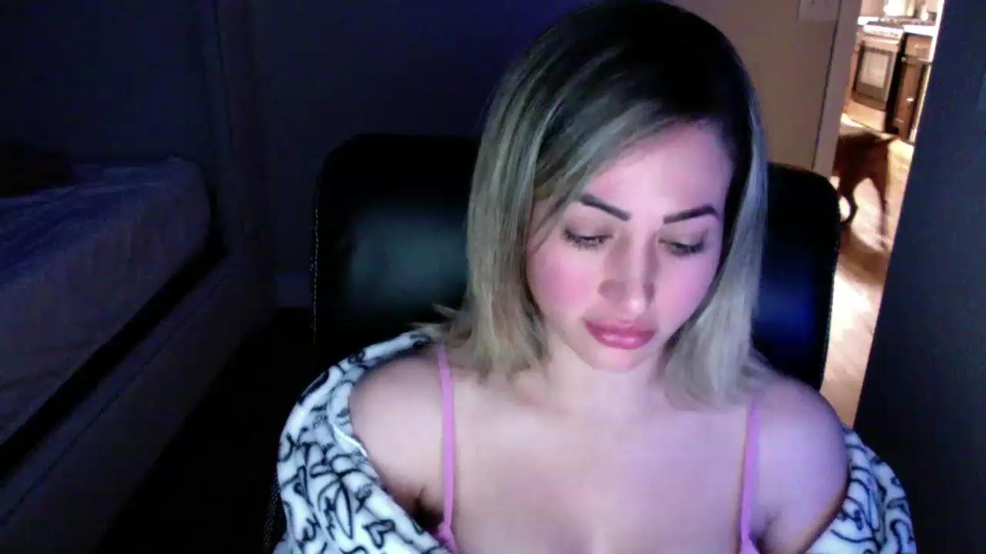 Gallery image thumbnail from CLARABENE's myfreecams stream on, 11/20/2022, 03:04 image 17 of 20