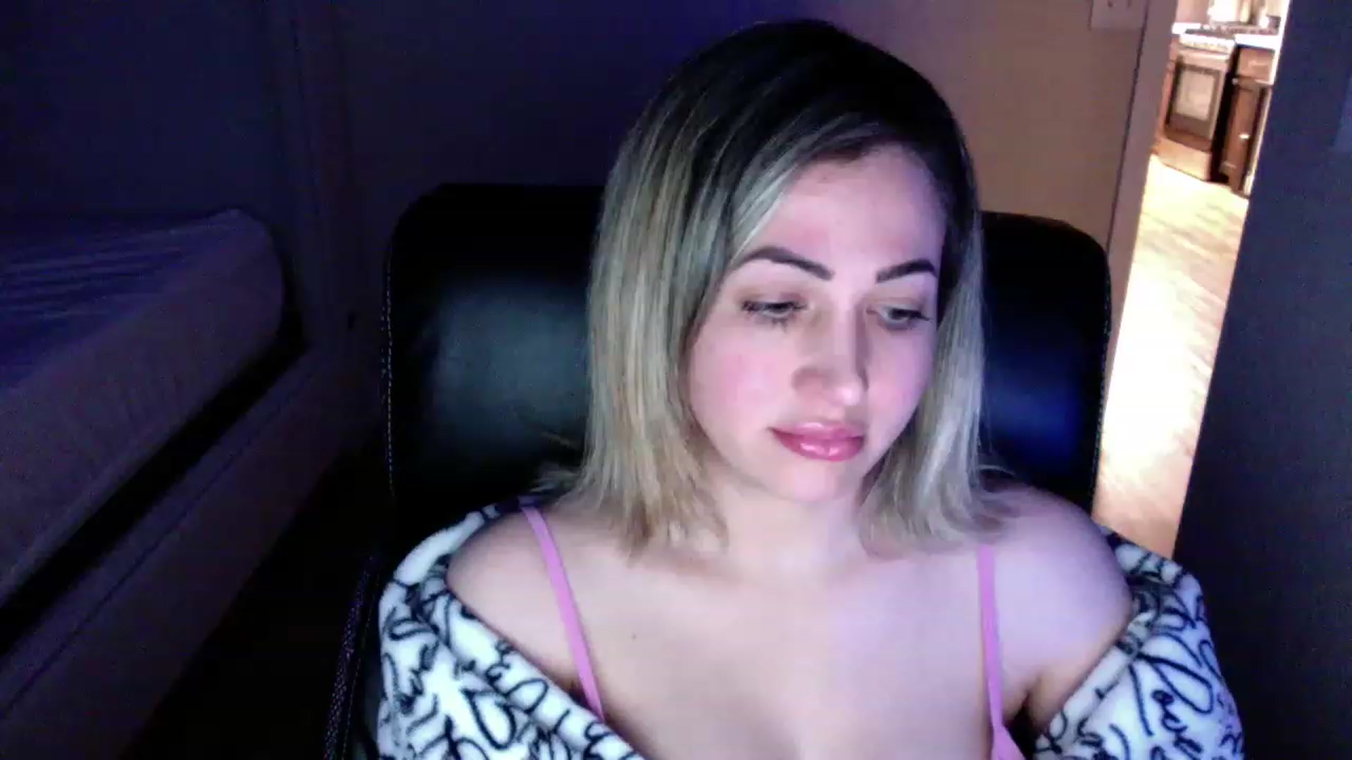 Gallery image thumbnail from CLARABENE's myfreecams stream on, 11/20/2022, 04:34 image 7 of 20