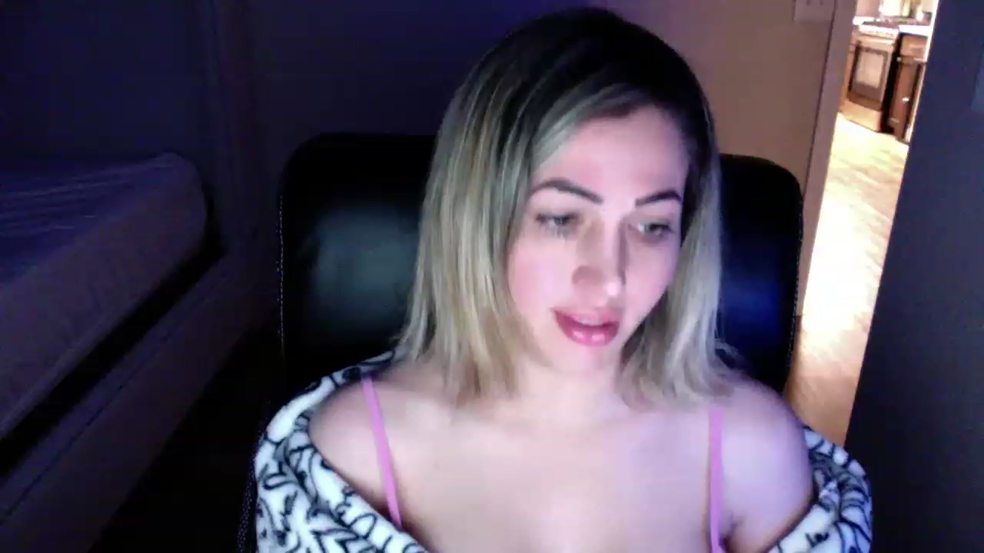 Gallery image thumbnail from CLARABENE's myfreecams stream on, 11/20/2022, 04:34 image 2 of 20