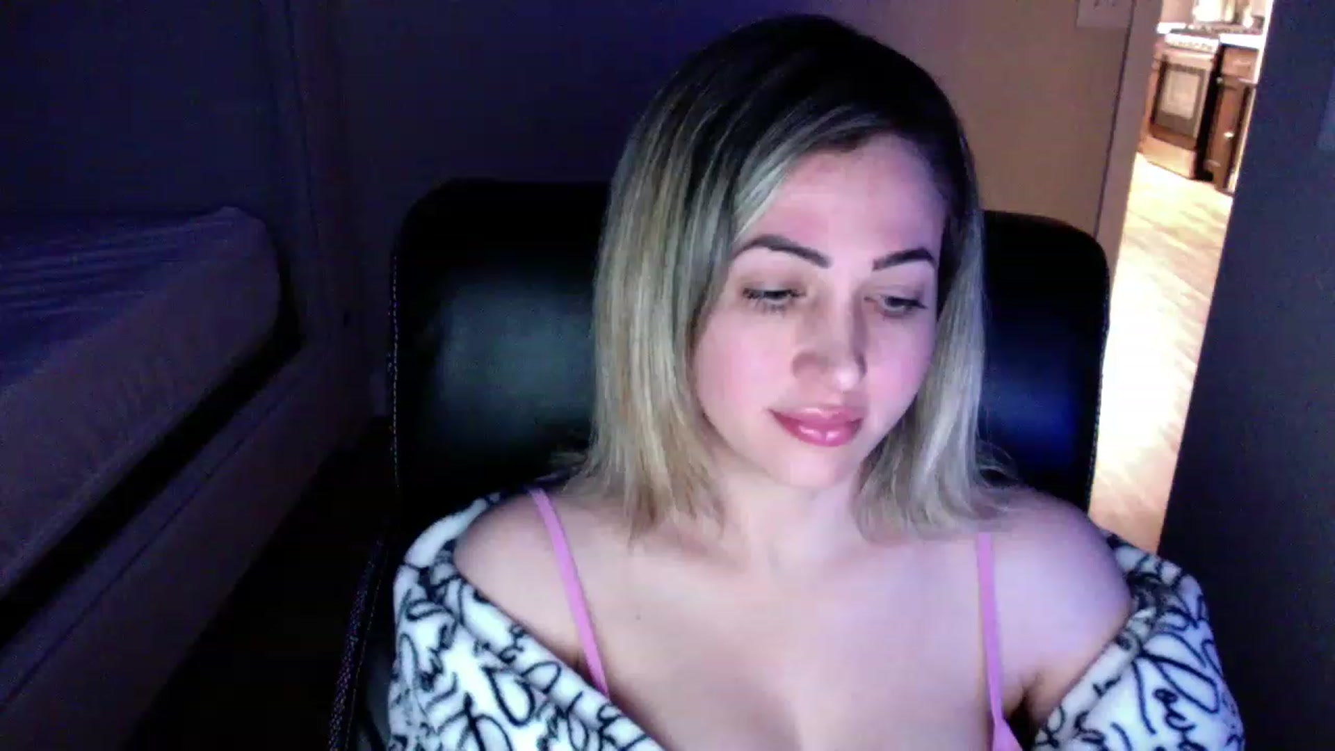 Gallery image thumbnail from CLARABENE's myfreecams stream on, 11/20/2022, 04:34 image 5 of 20