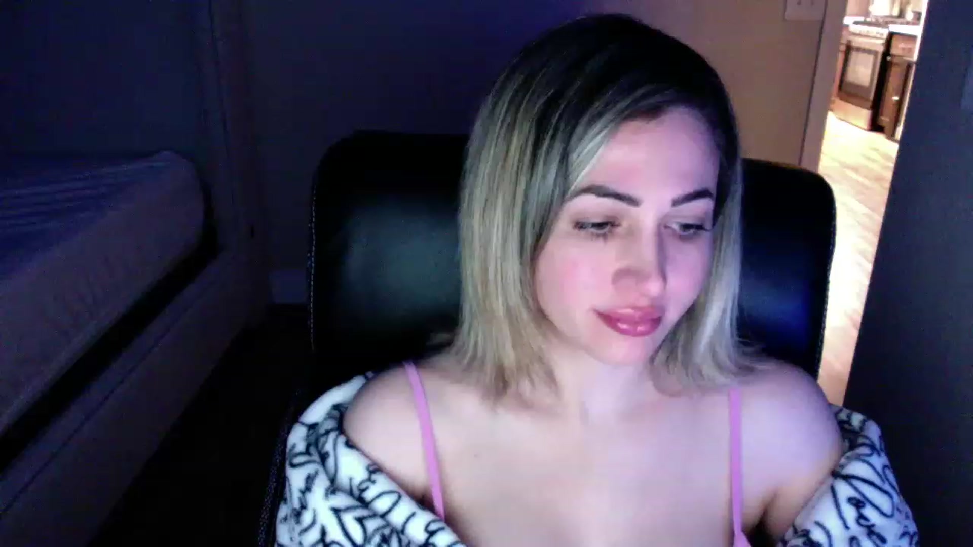Gallery image thumbnail from CLARABENE's myfreecams stream on, 11/20/2022, 04:34 image 8 of 20