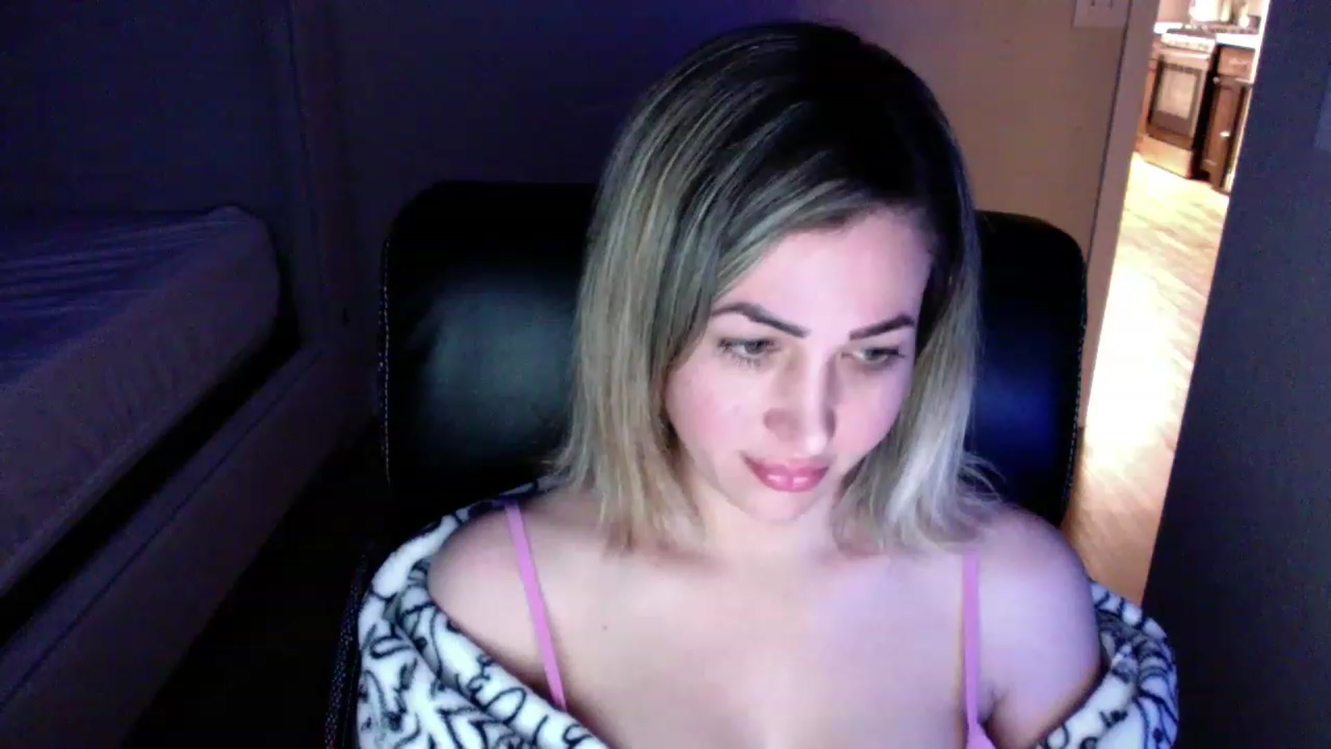 Gallery image thumbnail from CLARABENE's myfreecams stream on, 11/20/2022, 04:34 image 3 of 20