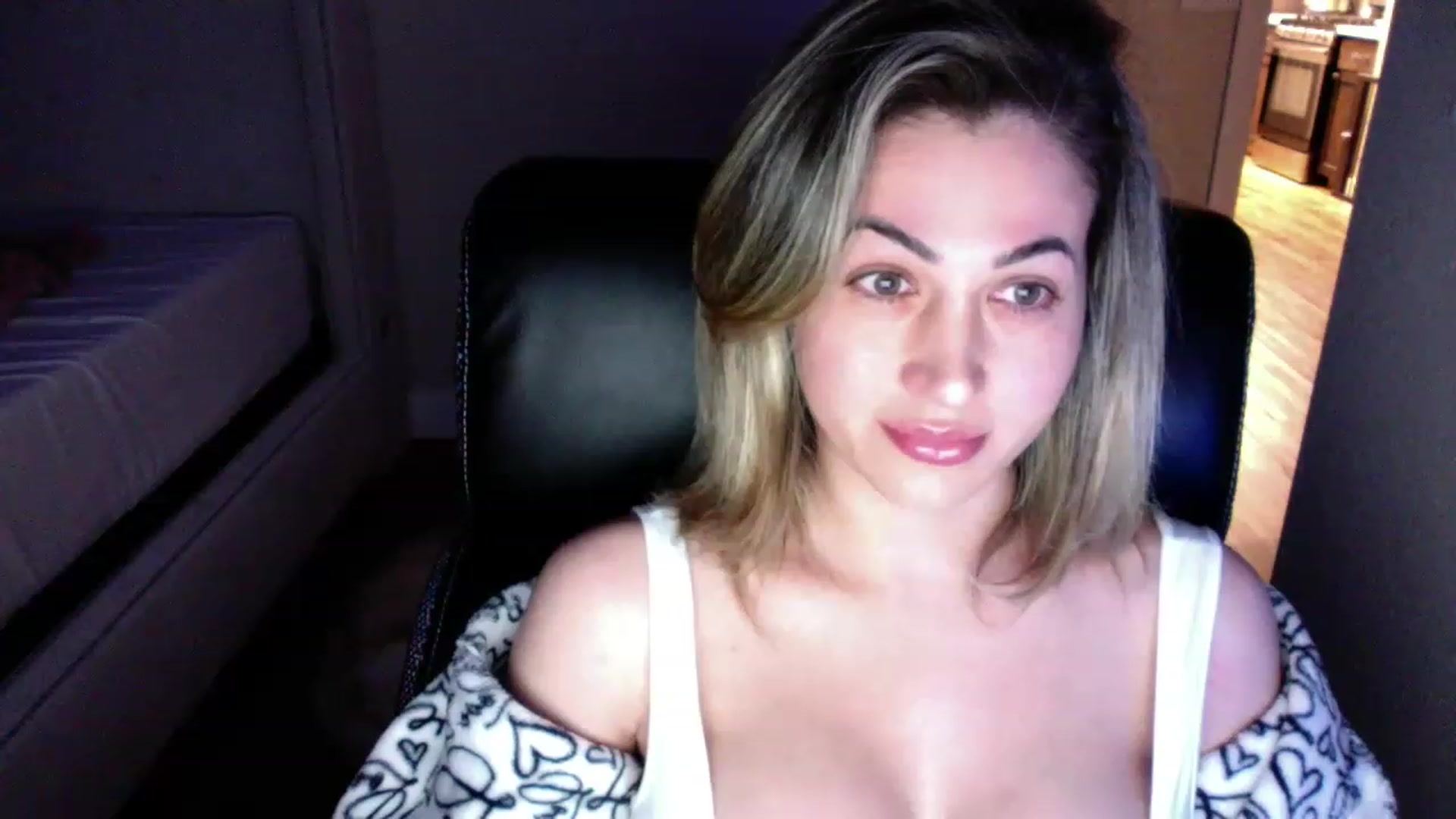 Gallery image thumbnail from CLARABENE's myfreecams stream on, 11/24/2022, 04:08 image 4 of 20