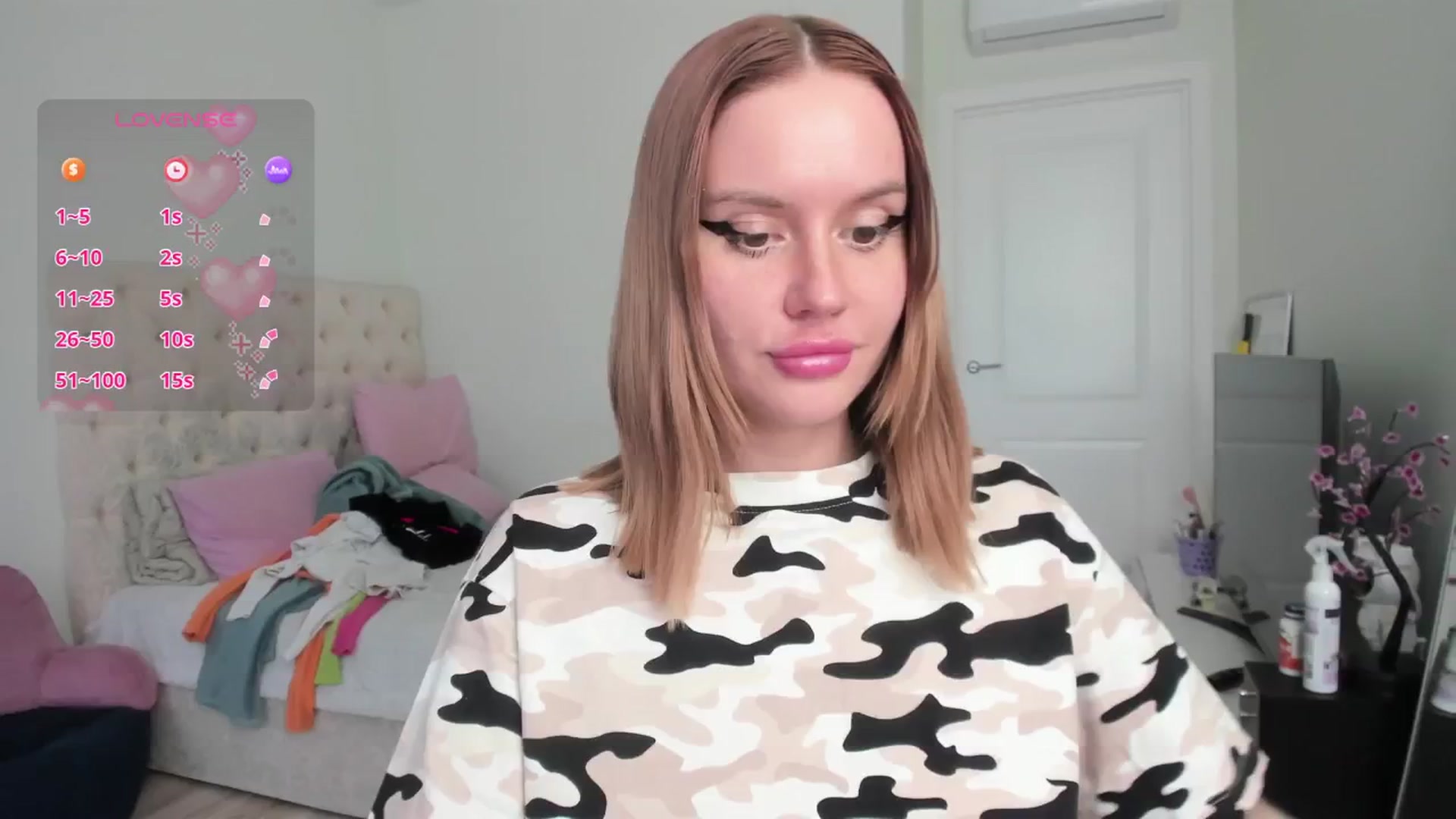 Gallery image thumbnail from CUTEEE's myfreecams stream on, 04/12/2025, 14:55 image 14 of 20