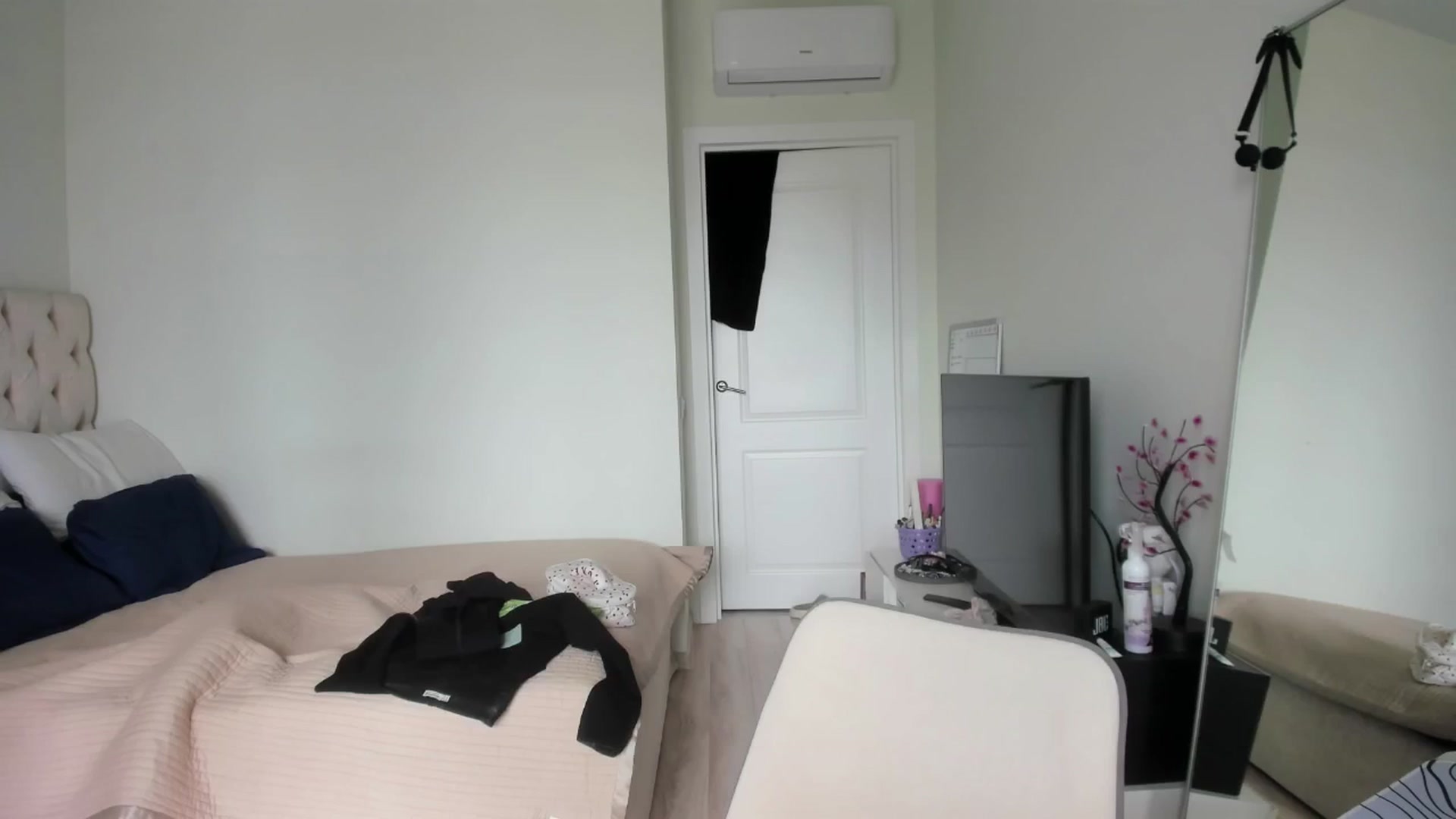 Gallery image thumbnail from CUTEEE's myfreecams stream on, 05/18/2025, 08:26 image 17 of 20
