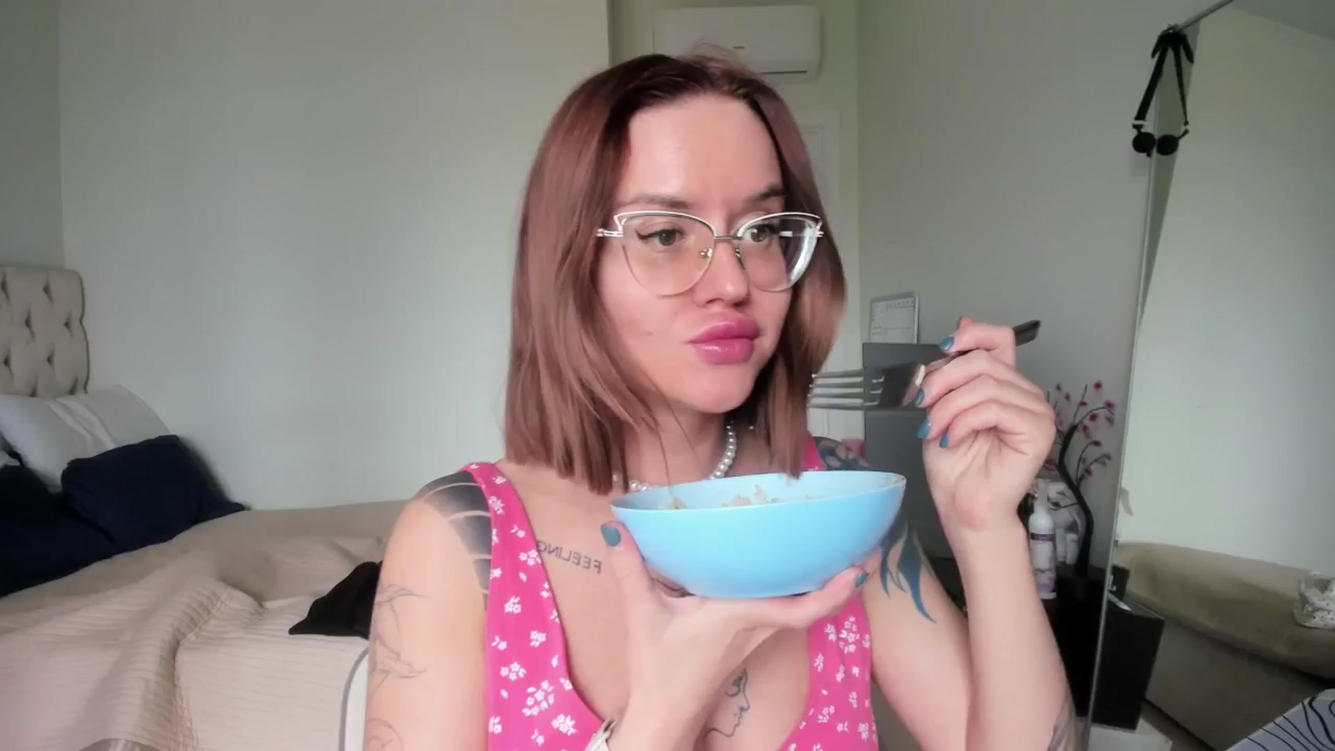 Gallery image thumbnail from CUTEEE's myfreecams stream on, 05/18/2025, 08:26 image 12 of 20