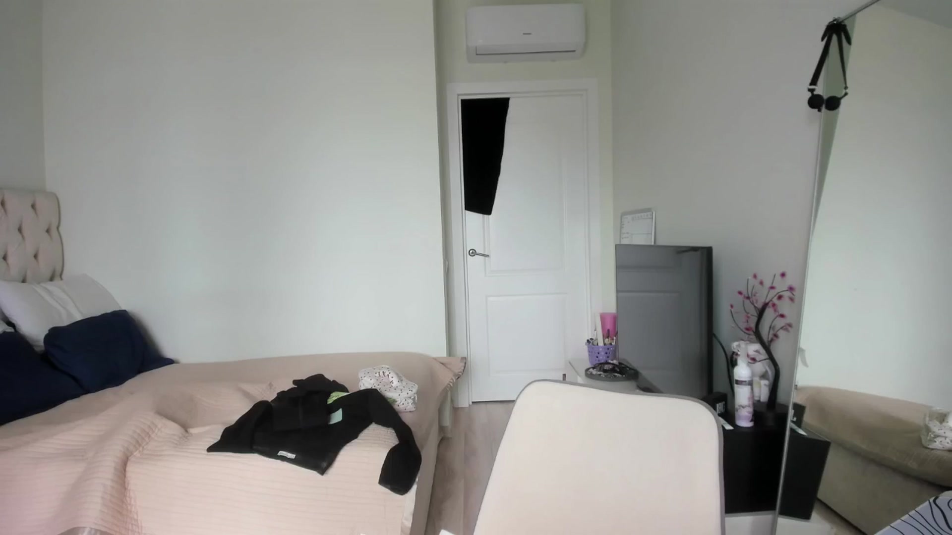 Gallery image thumbnail from CUTEEE's myfreecams stream on, 05/18/2025, 08:26 image 19 of 20