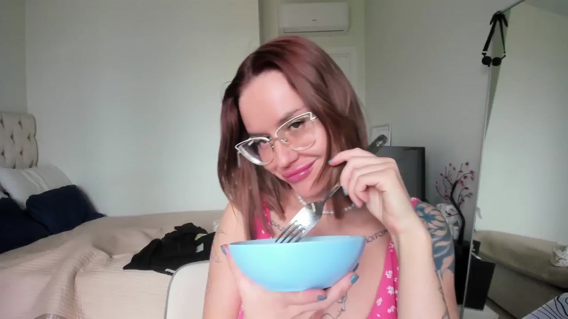 Gallery image thumbnail from CUTEEE's myfreecams stream on, 05/18/2025, 08:26 image 15 of 20