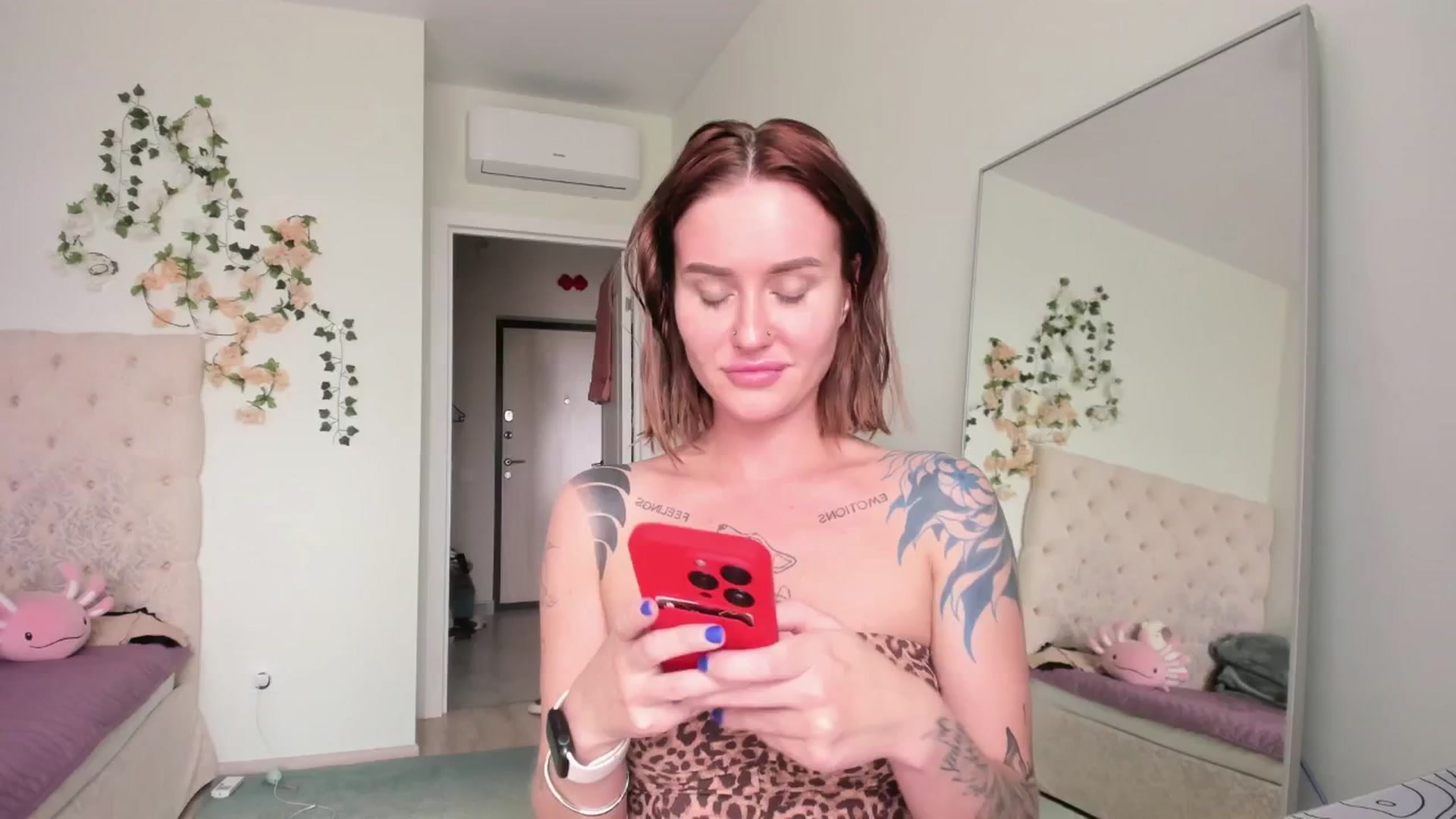 Gallery image thumbnail from CUTEEE's myfreecams stream on, 06/29/2025, 13:28 image 12 of 20