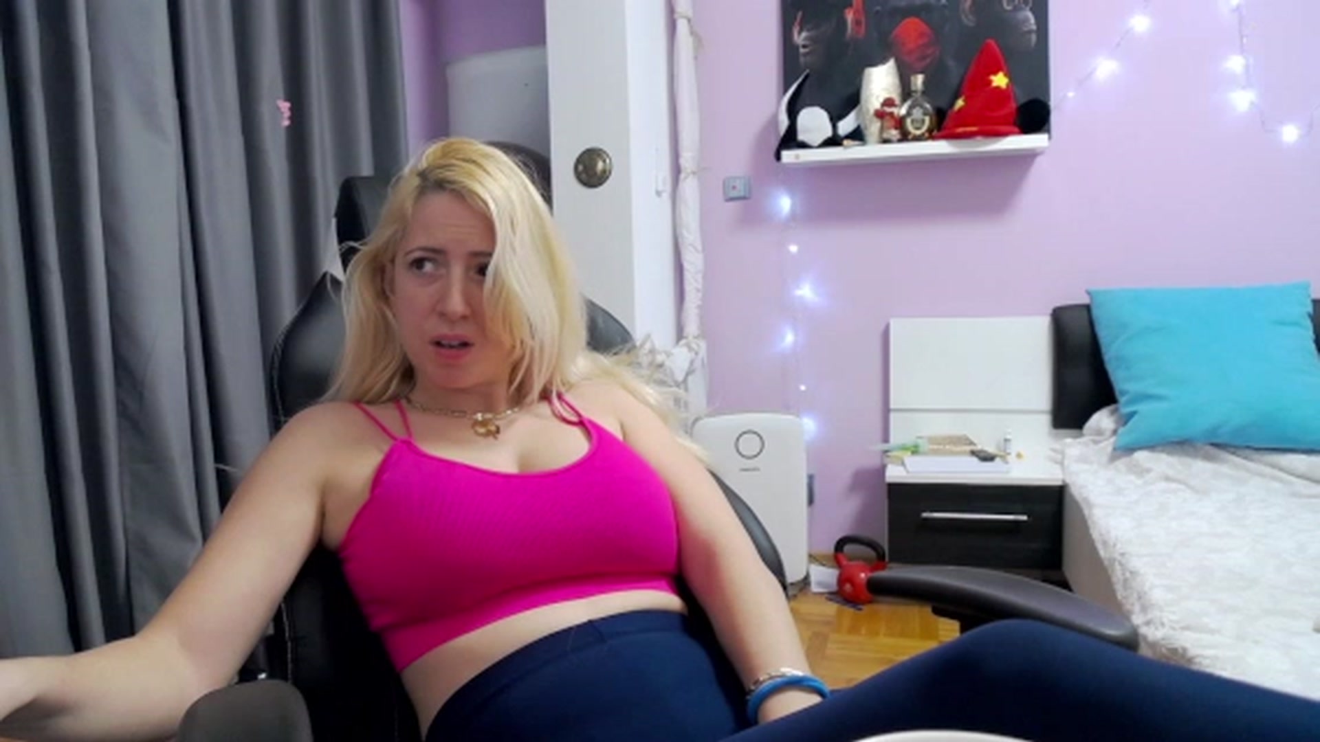 Gallery image thumbnail from CUTE_ONES's myfreecams stream on, 11/25/2022, 13:21 image 9 of 20