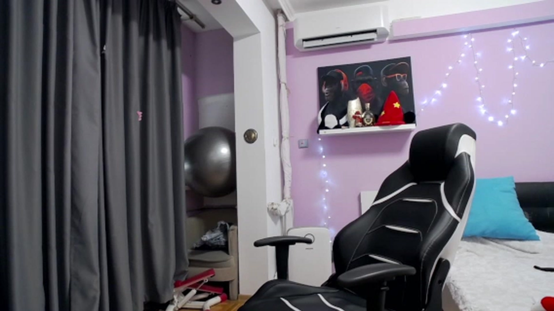 Gallery image thumbnail from CUTE_ONES's myfreecams stream on, 11/25/2022, 13:21 image 10 of 20