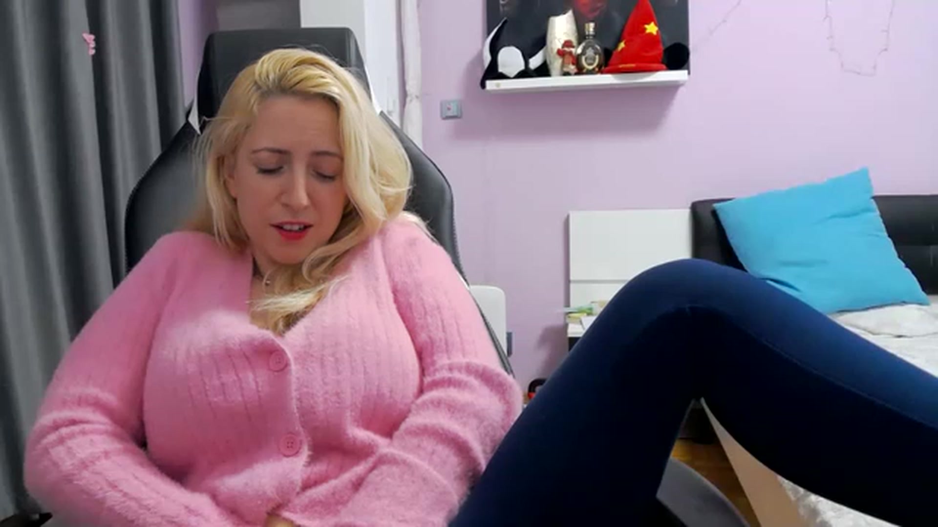 Gallery image thumbnail from CUTE_ONES's myfreecams stream on, 11/25/2022, 16:25 image 10 of 20