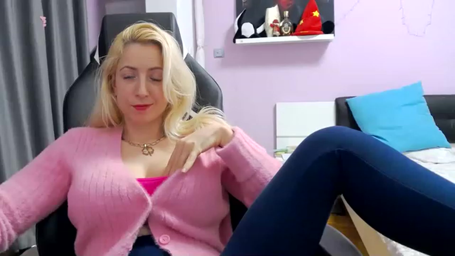 Gallery image thumbnail from CUTE_ONES's myfreecams stream on, 11/25/2022, 16:25 image 12 of 20