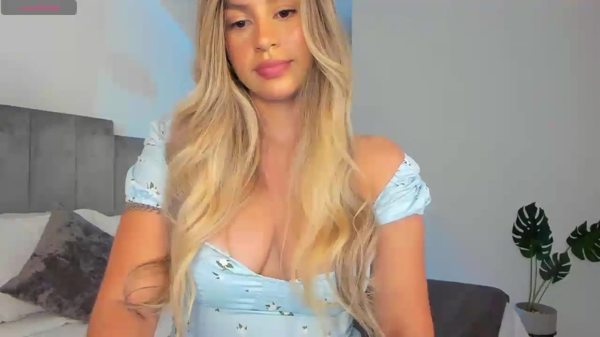 Gallery image thumbnail from C_a_n_d_y's myfreecams stream on, 04/17/2024, 03:06 image 7 of 20