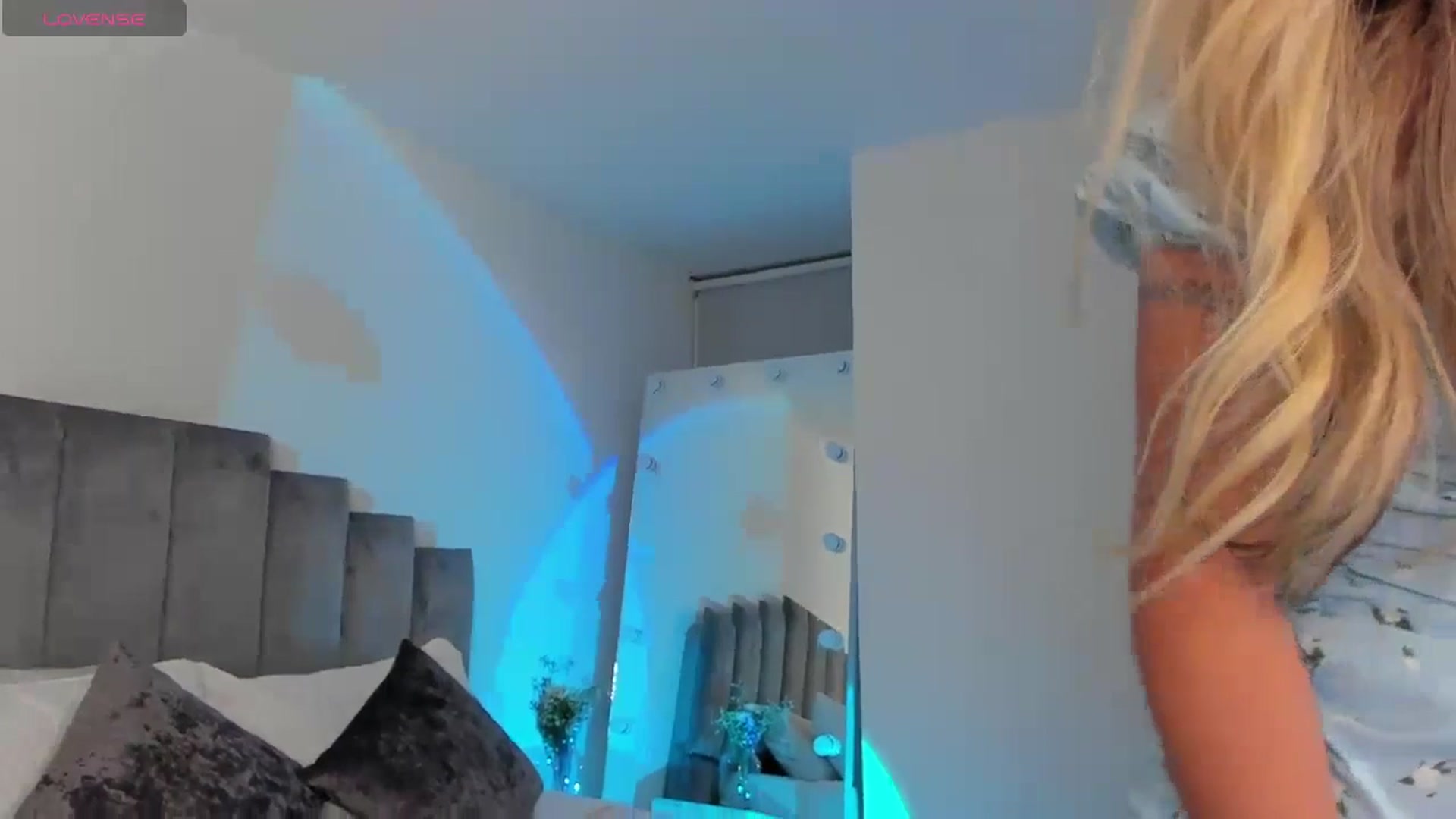 Gallery image thumbnail from C_a_n_d_y's myfreecams stream on, 04/17/2024, 03:06 image 13 of 20