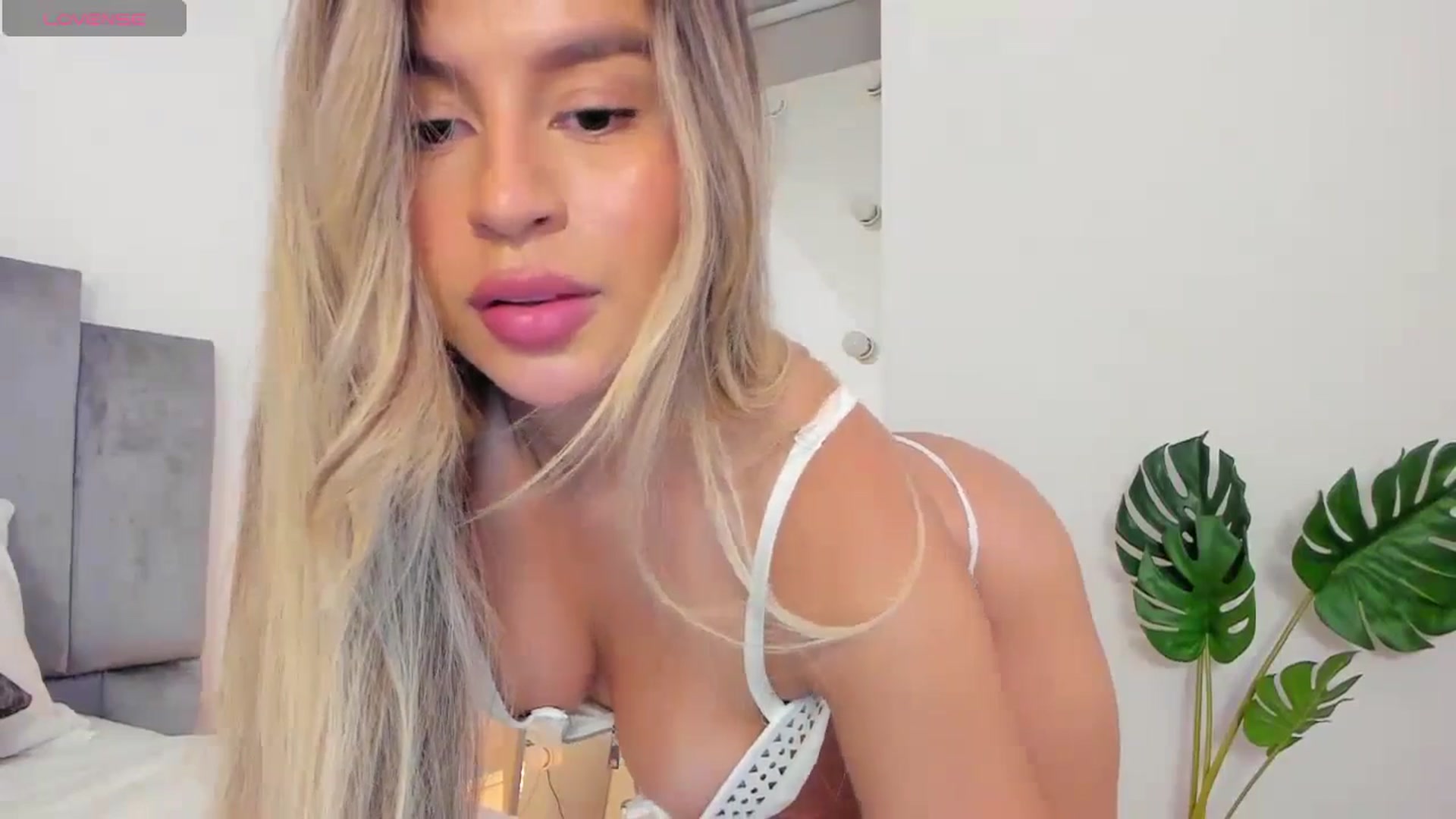 Gallery image thumbnail from C_a_n_d_y's myfreecams stream on, 04/23/2024, 02:28 image 20 of 20