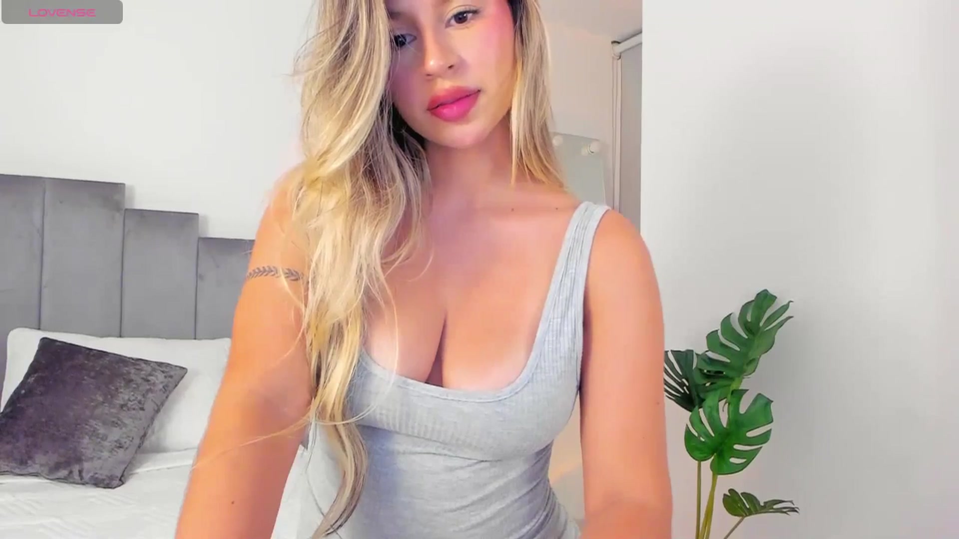 Gallery image thumbnail from C_a_n_d_y's myfreecams stream on, 05/07/2024, 02:24 image 18 of 20