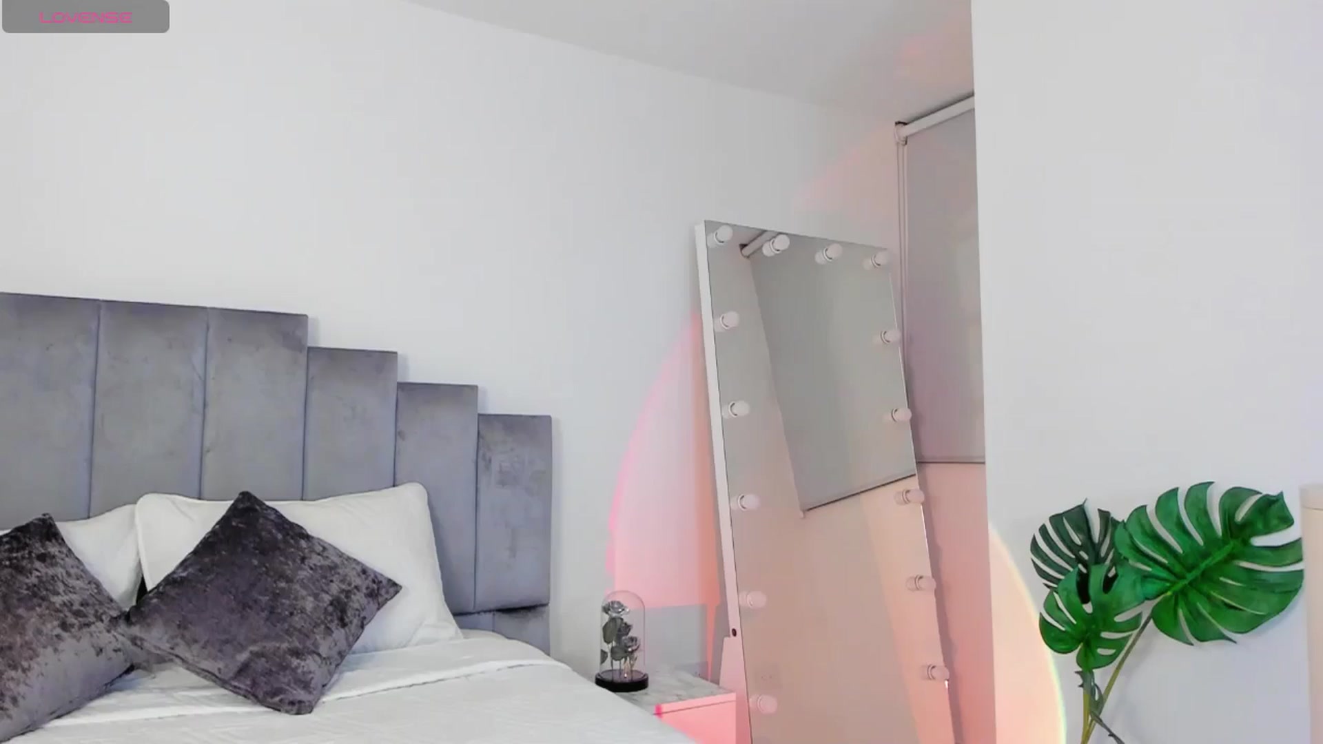 Gallery image thumbnail from C_a_n_d_y's myfreecams stream on, 05/13/2024, 24:00 image 4 of 20