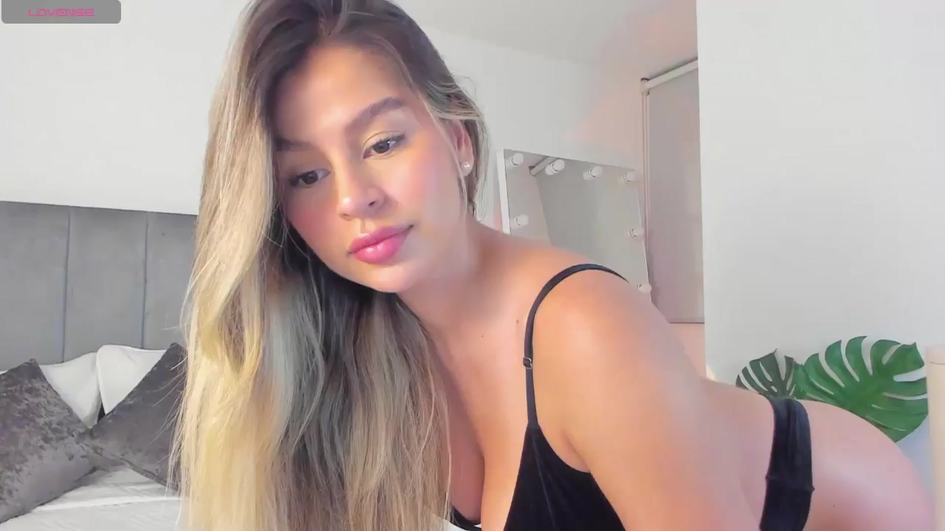Gallery image thumbnail from C_a_n_d_y's myfreecams stream on, 05/13/2024, 24:00 image 7 of 20