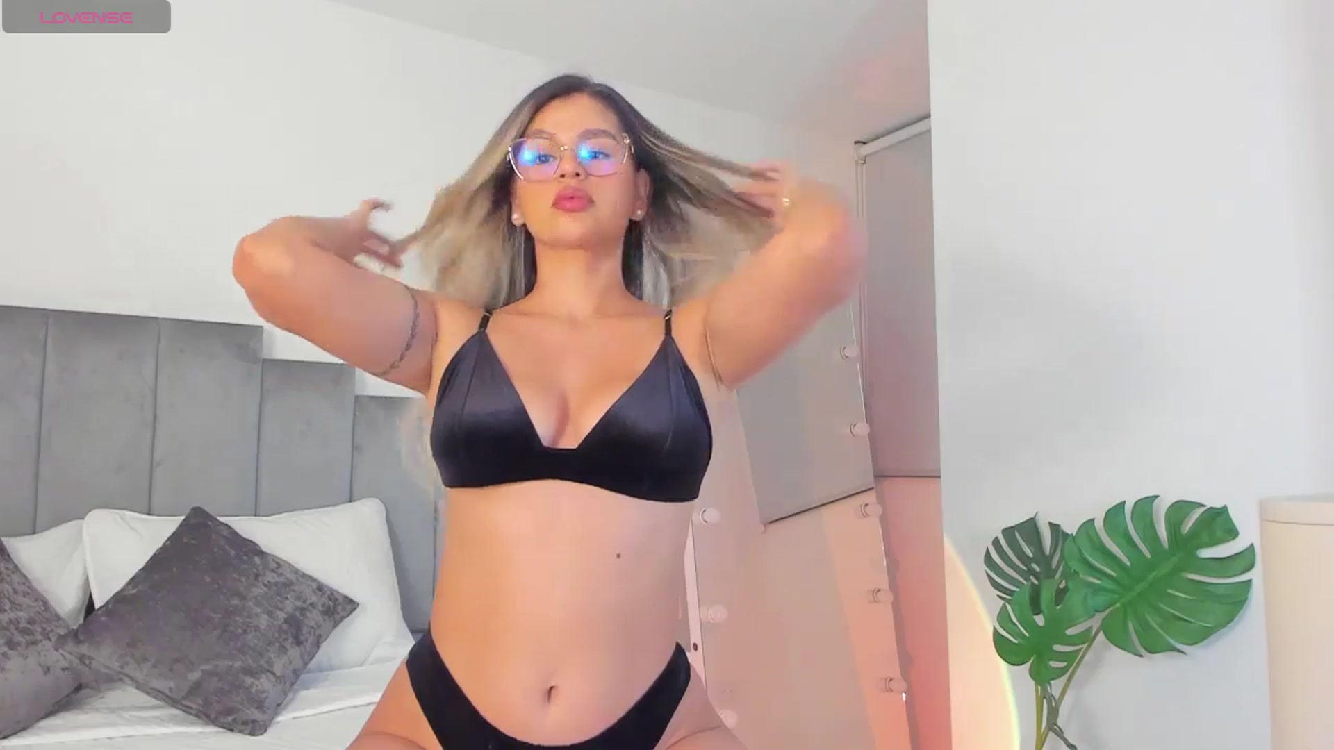Gallery image thumbnail from C_a_n_d_y's myfreecams stream on, 05/13/2024, 24:00 image 17 of 20