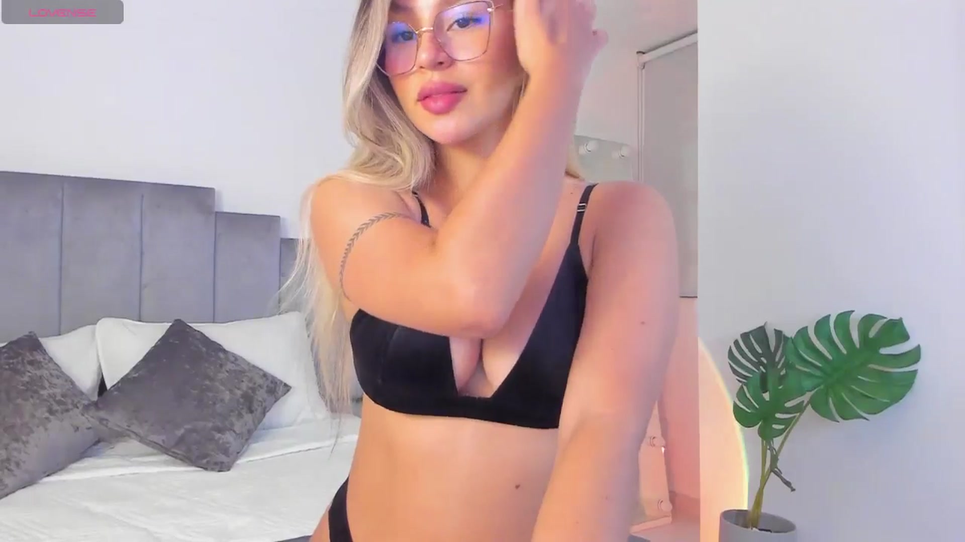Gallery image thumbnail from C_a_n_d_y's myfreecams stream on, 05/13/2024, 24:14 image 8 of 20