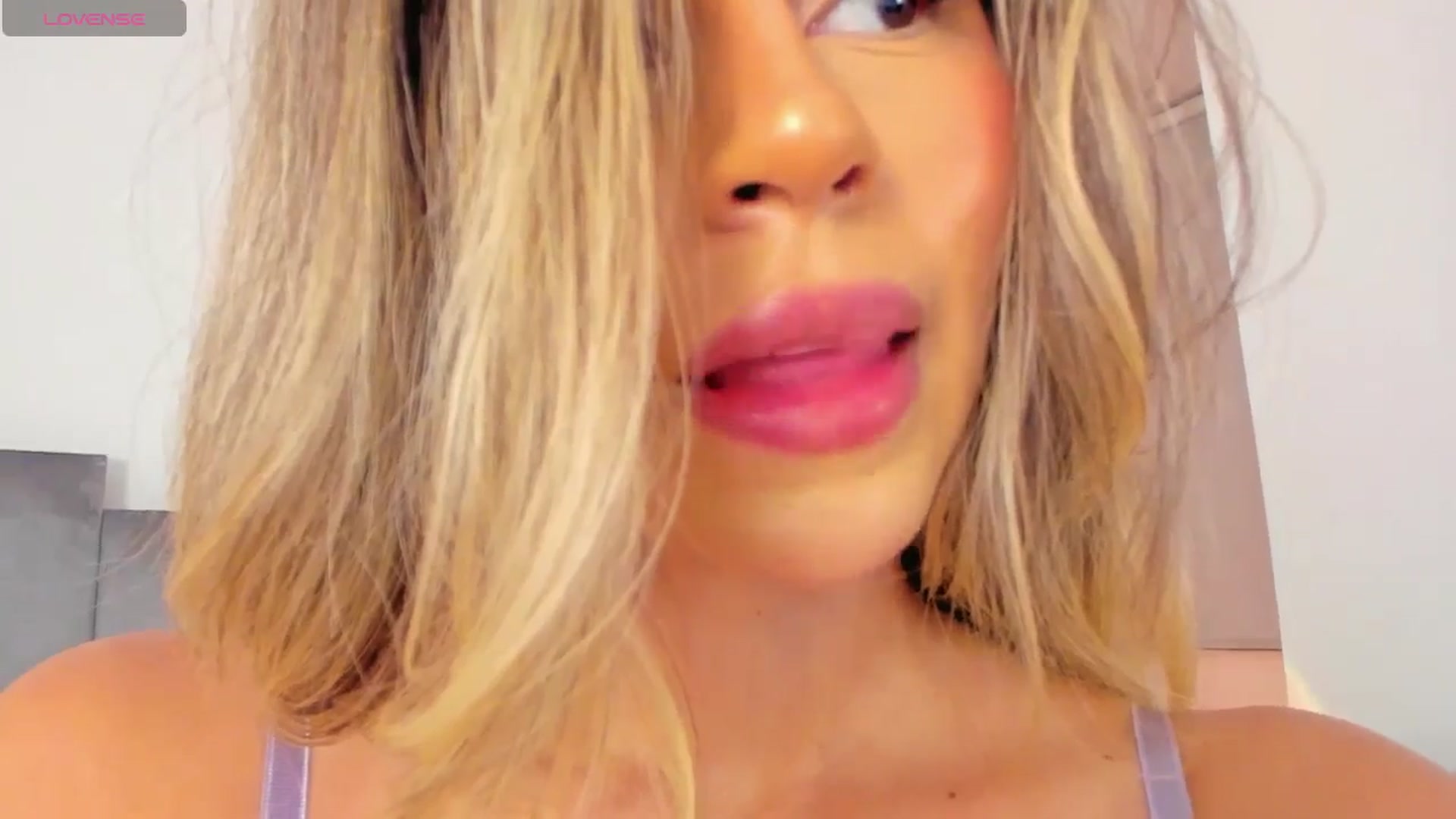 Gallery image thumbnail from C_a_n_d_y's myfreecams stream on, 05/25/2024, 01:17 image 17 of 20