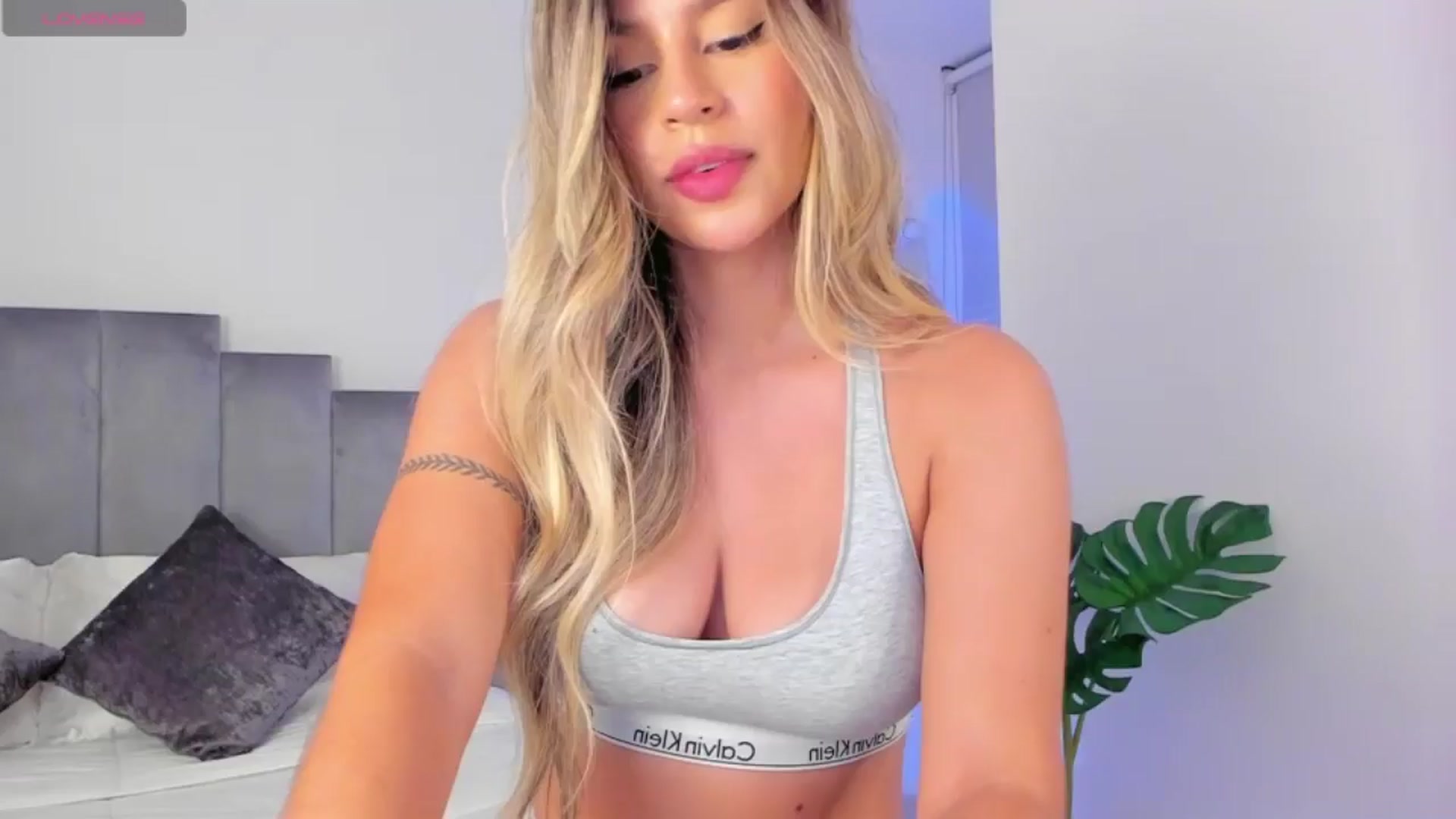 Gallery image thumbnail from C_a_n_d_y's myfreecams stream on, 05/30/2024, 01:19 image 1 of 20