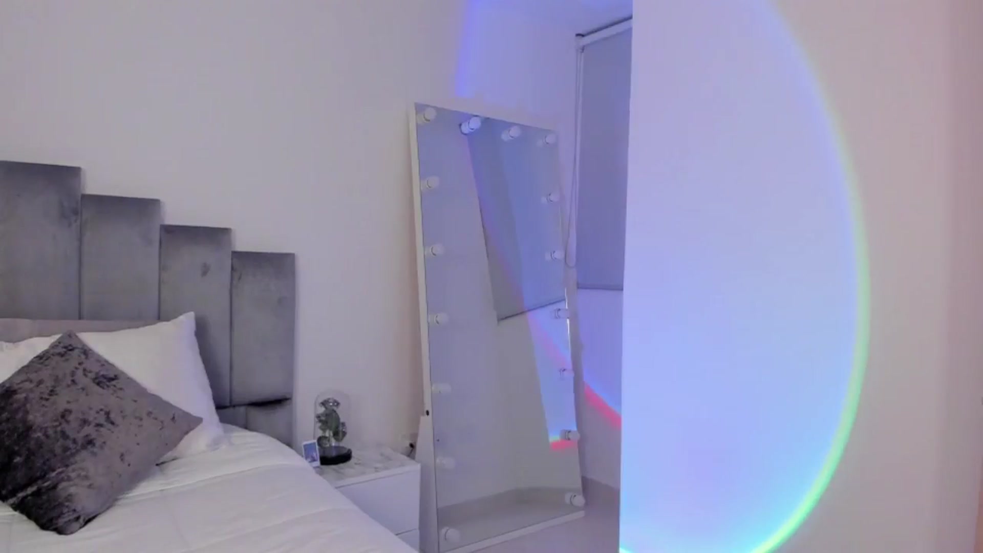 Gallery image thumbnail from C_a_n_d_y's myfreecams stream on, 08/18/2024, 23:46 image 7 of 20