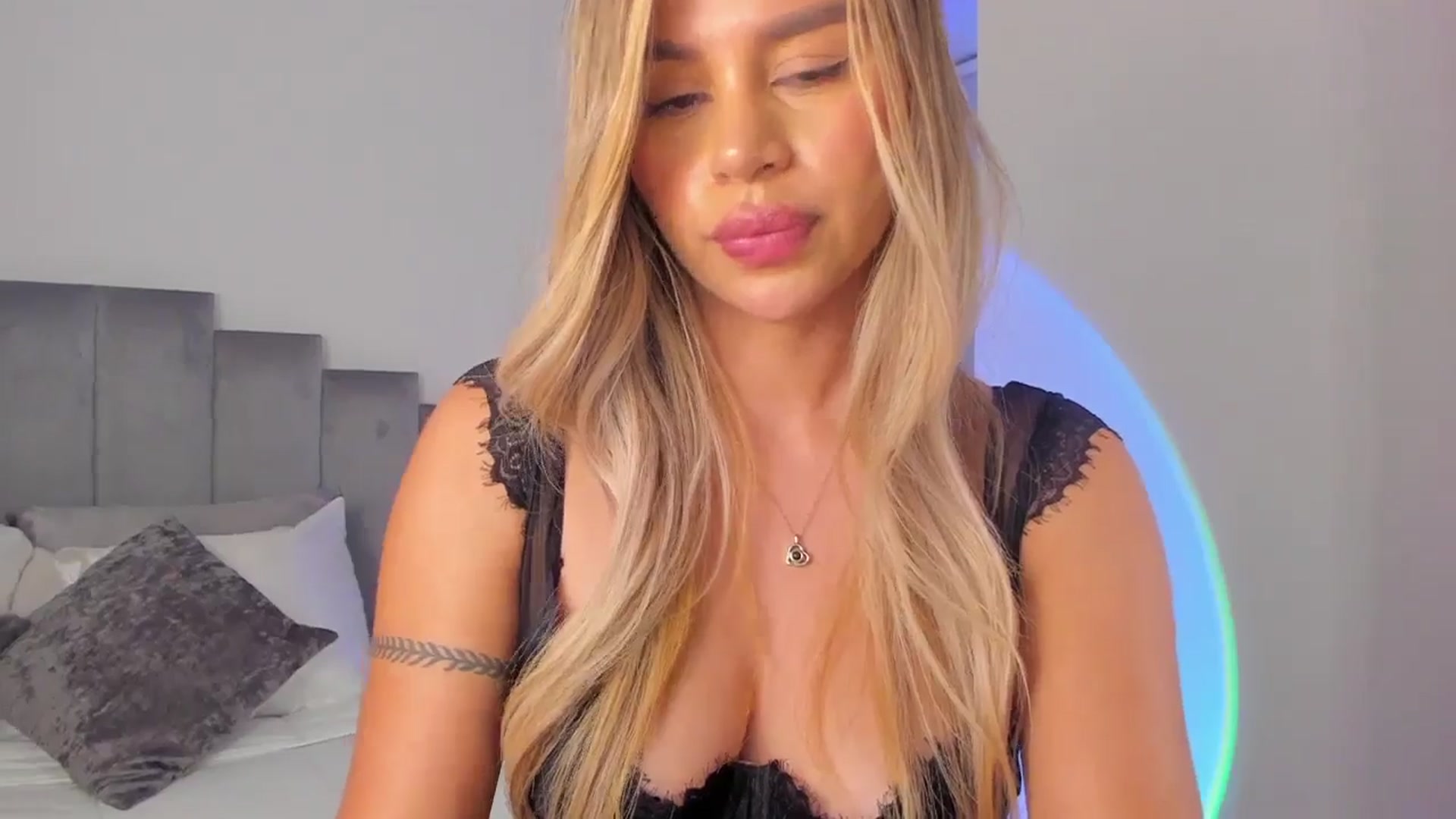 Gallery image thumbnail from C_a_n_d_y's myfreecams stream on, 08/21/2024, 05:42 image 2 of 20