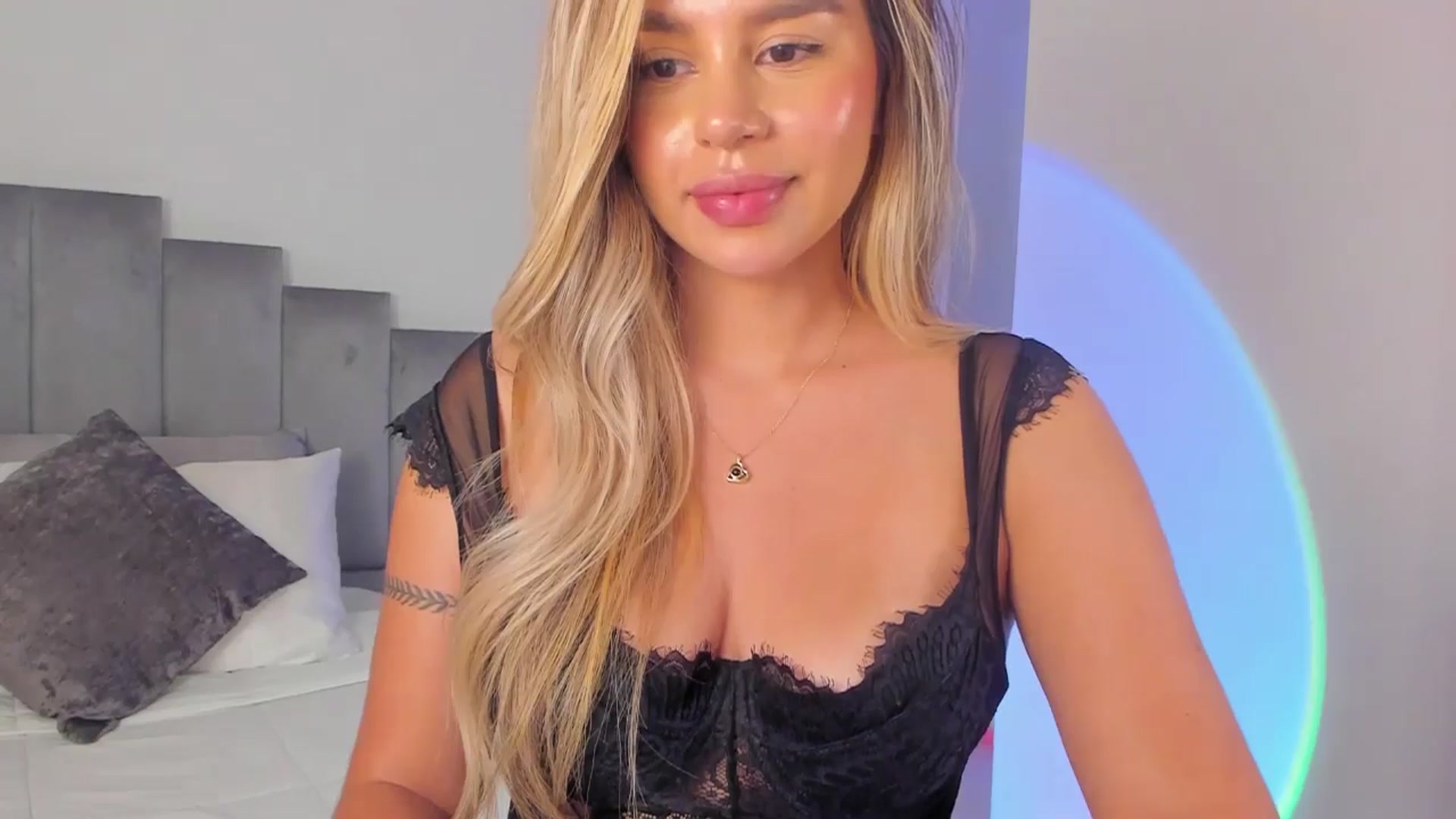 Gallery image thumbnail from C_a_n_d_y's myfreecams stream on, 08/21/2024, 05:42 image 15 of 20