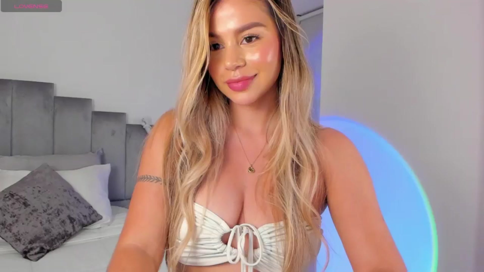Gallery image thumbnail from C_a_n_d_y's myfreecams stream on, 08/24/2024, 01:35 image 10 of 20