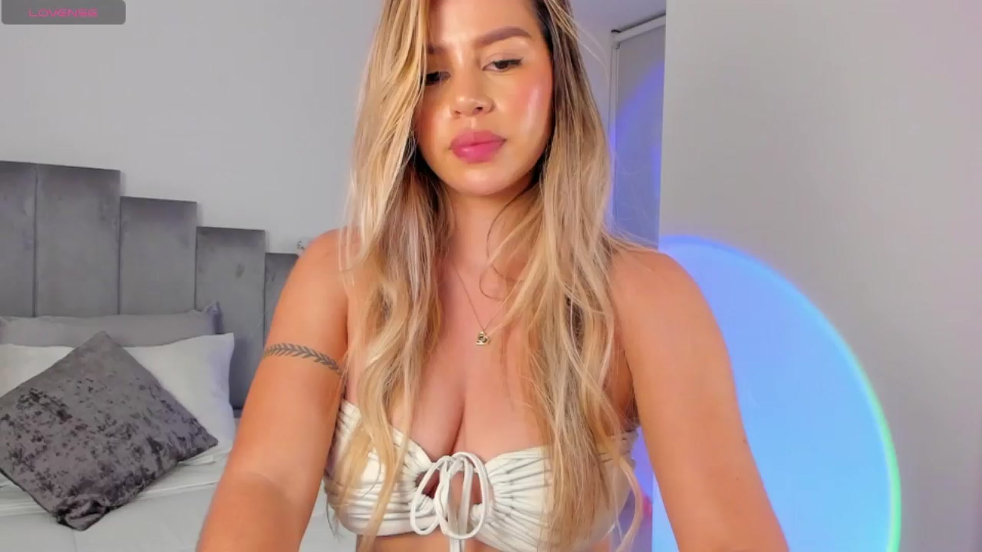 Gallery image thumbnail from C_a_n_d_y's myfreecams stream on, 08/24/2024, 01:35 image 9 of 20