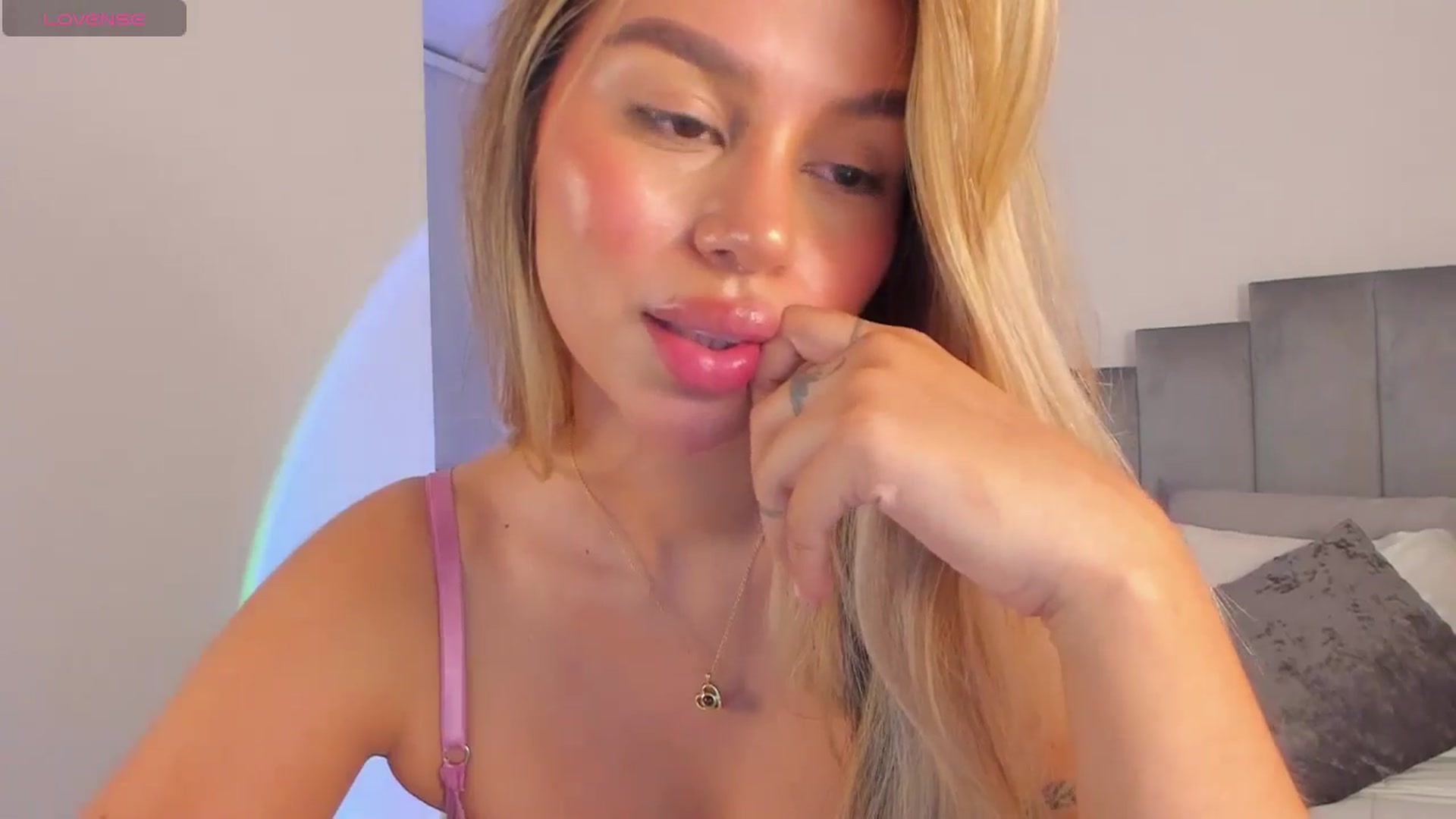 Gallery image thumbnail from C_a_n_d_y's myfreecams stream on, 08/28/2024, 03:07 image 19 of 20